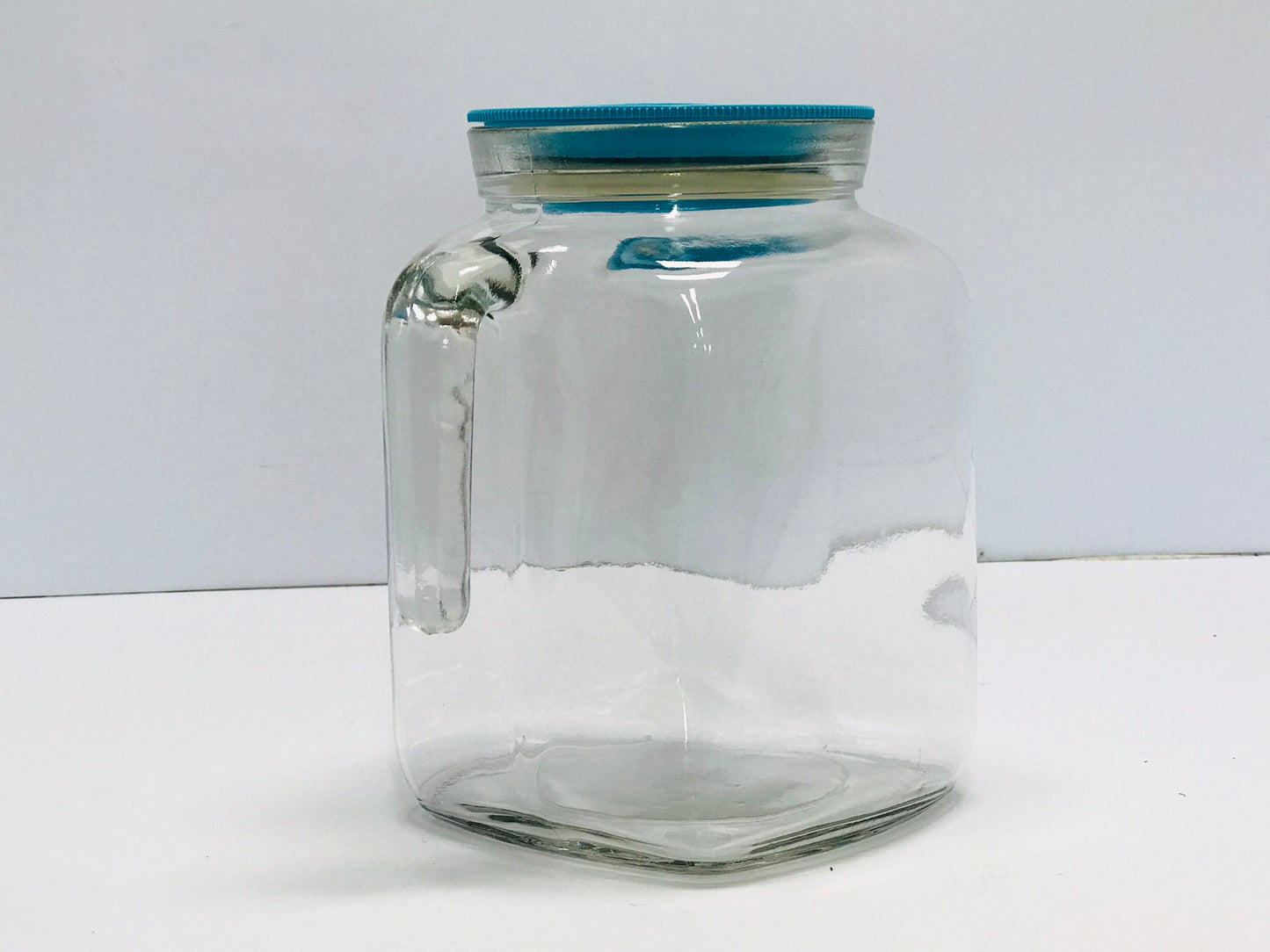 2 Litre Heavy Glass Screw In Top Juice Milk Beverage Jug Made In Italy Like New Outstanding