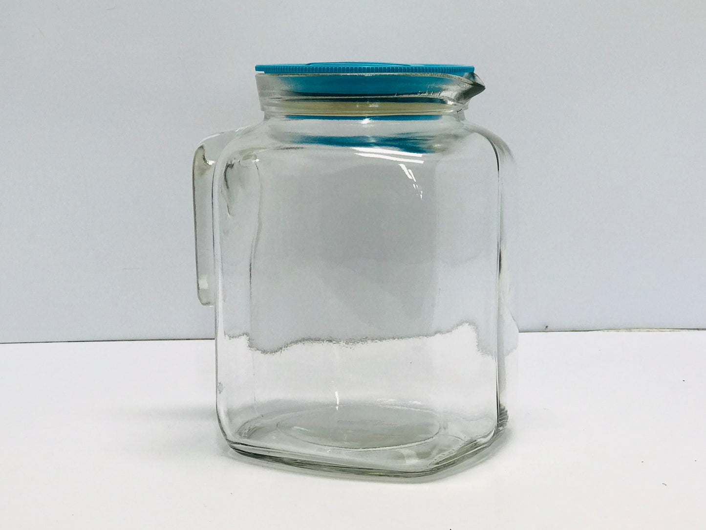 2 Litre Heavy Glass Screw In Top Juice Milk Beverage Jug Made In Italy Like New Outstanding