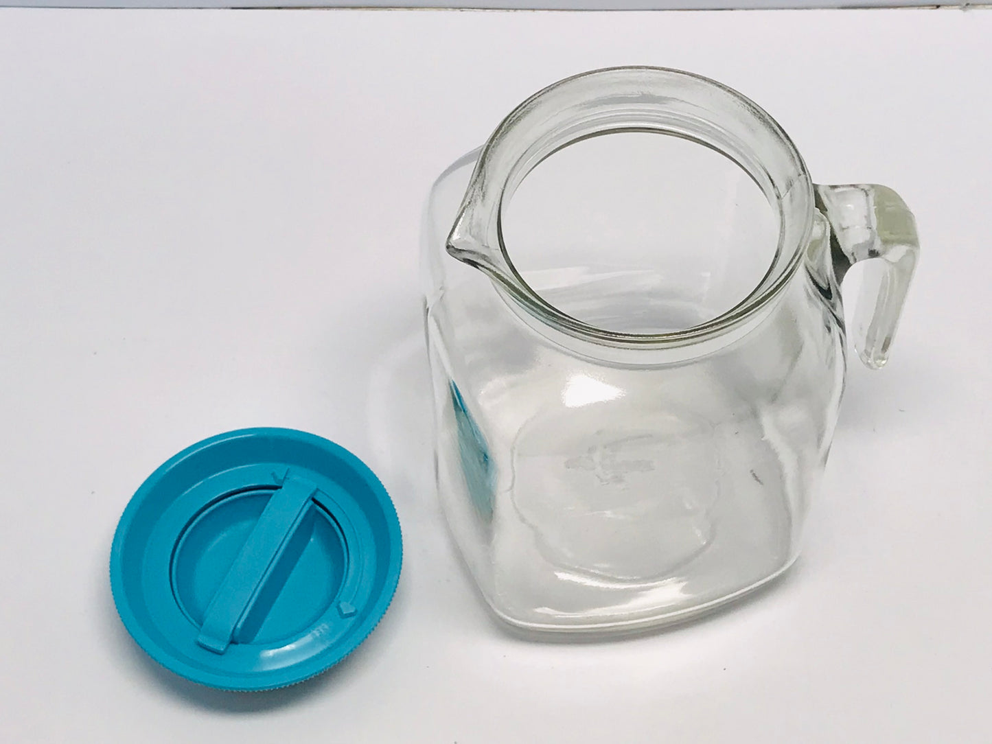 2 Litre Heavy Glass Screw In Top Juice Milk Beverage Jug Made In Italy Like New Outstanding