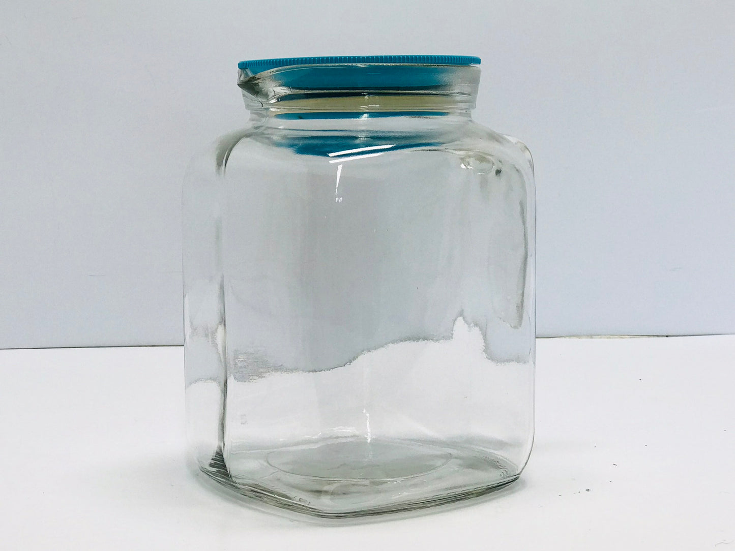 2 Litre Heavy Glass Screw In Top Juice Milk Beverage Jug Made In Italy Like New Outstanding