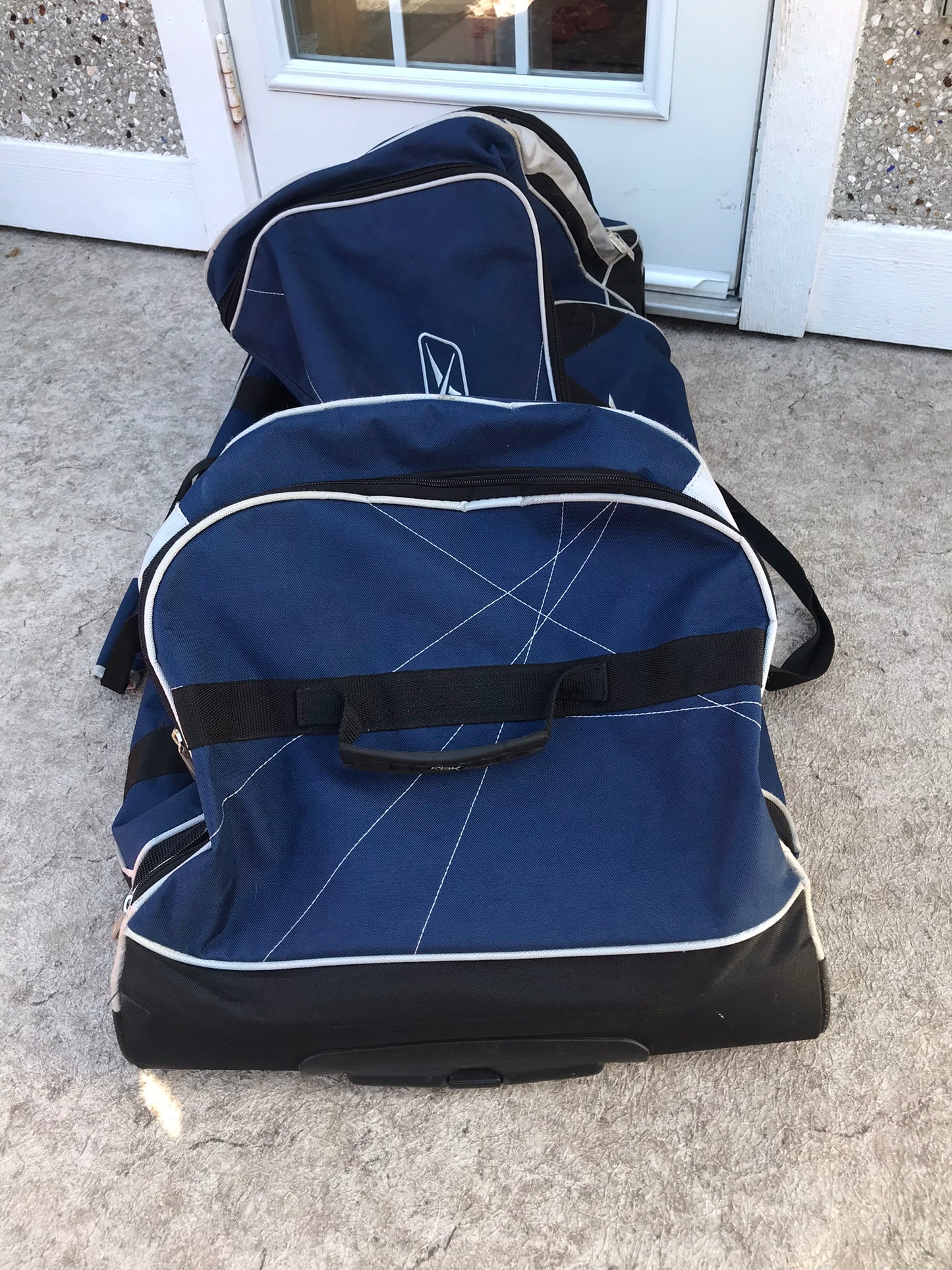 Hockey Bag Men's X Large On Wheels RBC All Zippers Complete With All Straps Denim Blue
