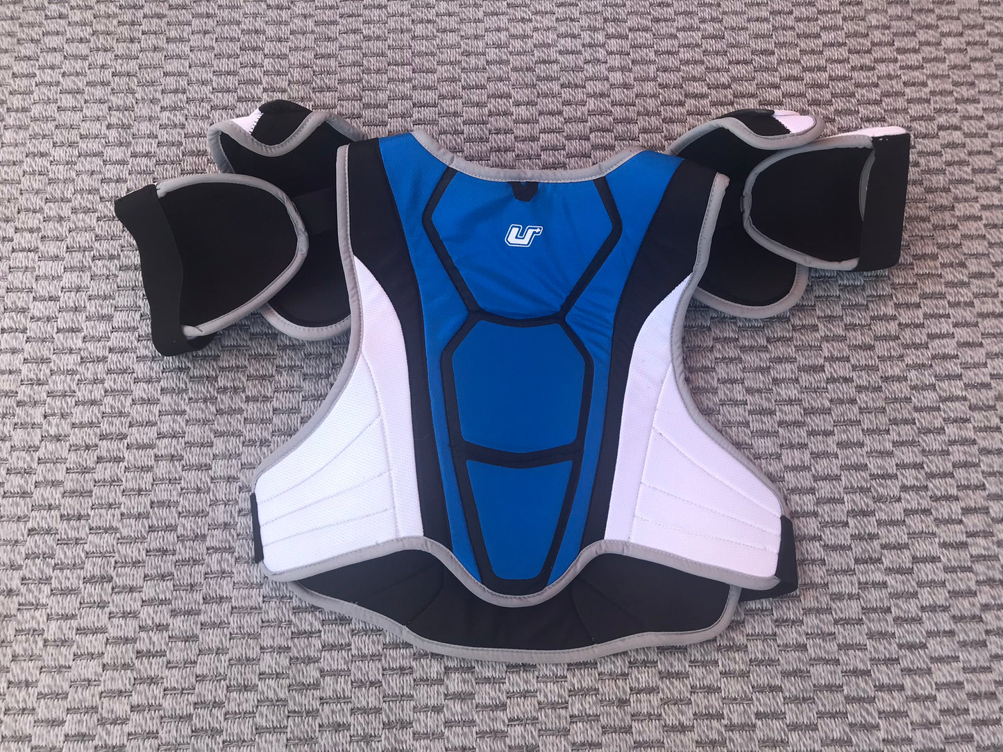 Hockey Shoulder Chest Pad Men's Size X Large CCM U White Blue Black Excellent
