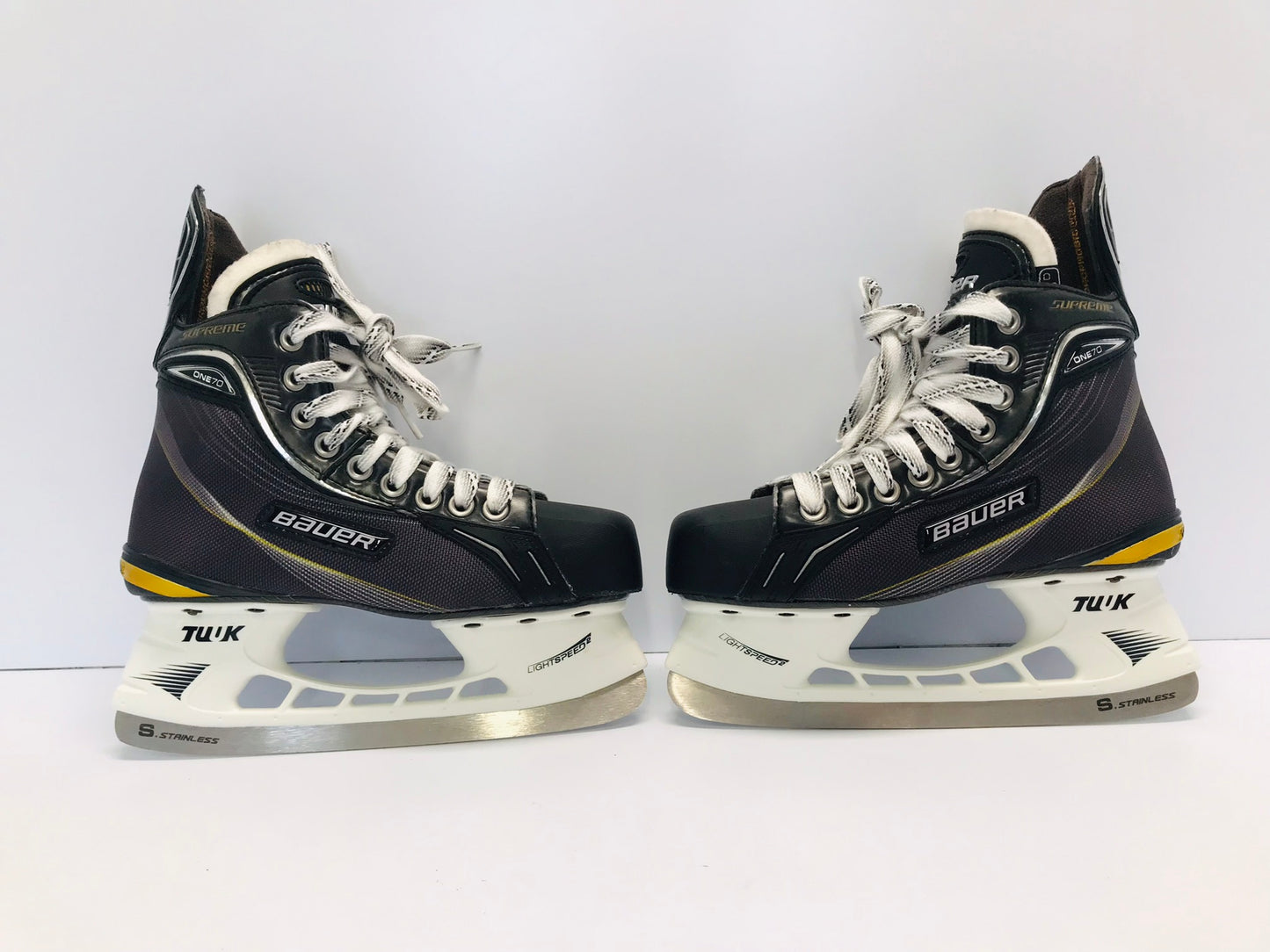 Hockey Skates Child Size 4 Shoe Size Bauer One - 70 New