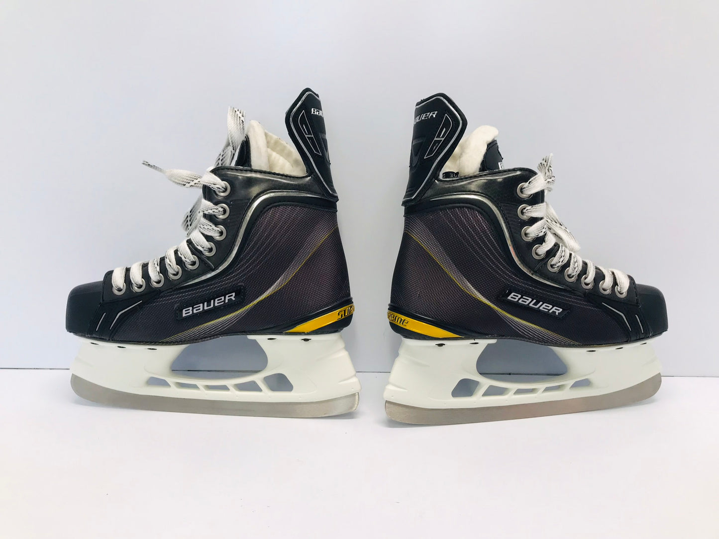 Hockey Skates Child Size 4 Shoe Size Bauer One - 70 New