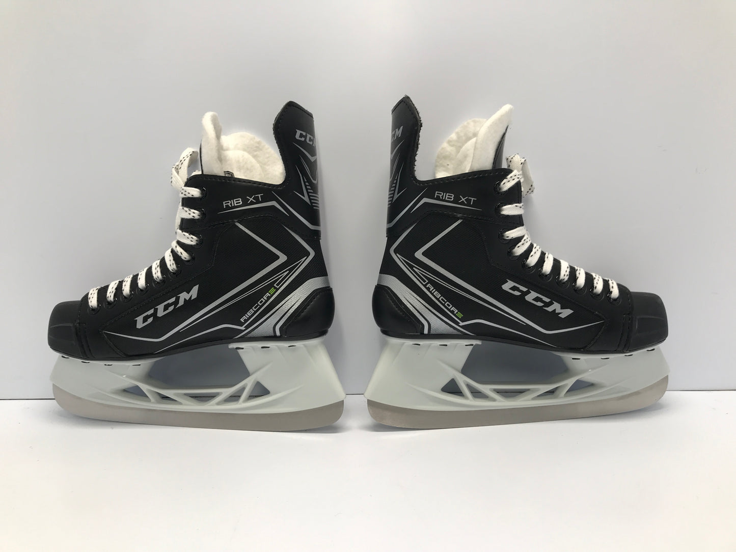 Hockey Skates Child Shoe Size 5 Skate Size 4 CCM NEW