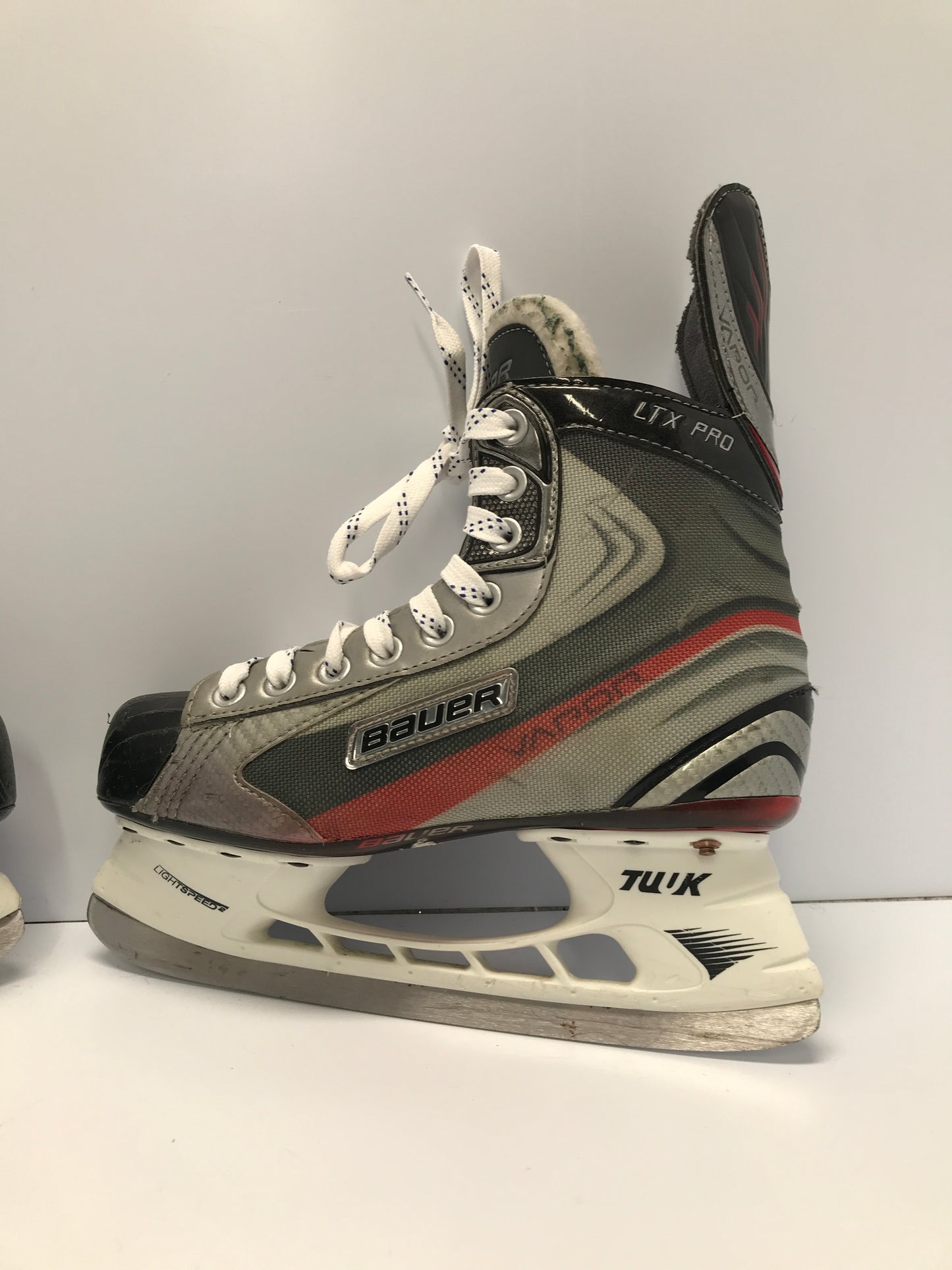 Hockey Skates Child Size 6.5 Shoe Size Youth 5.5 Skate Size Bauer Vapor