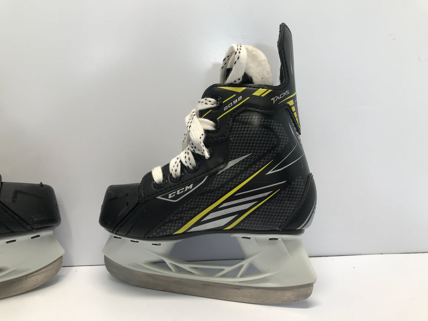 Hockey Skates Child Size 9 Shoe 8 Skate Toddler CCM Tacks Like New