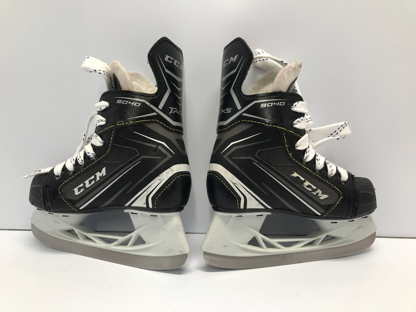 Hockey Skates Child size 11 shoe Size 10 Skate CCM Tacks Like New