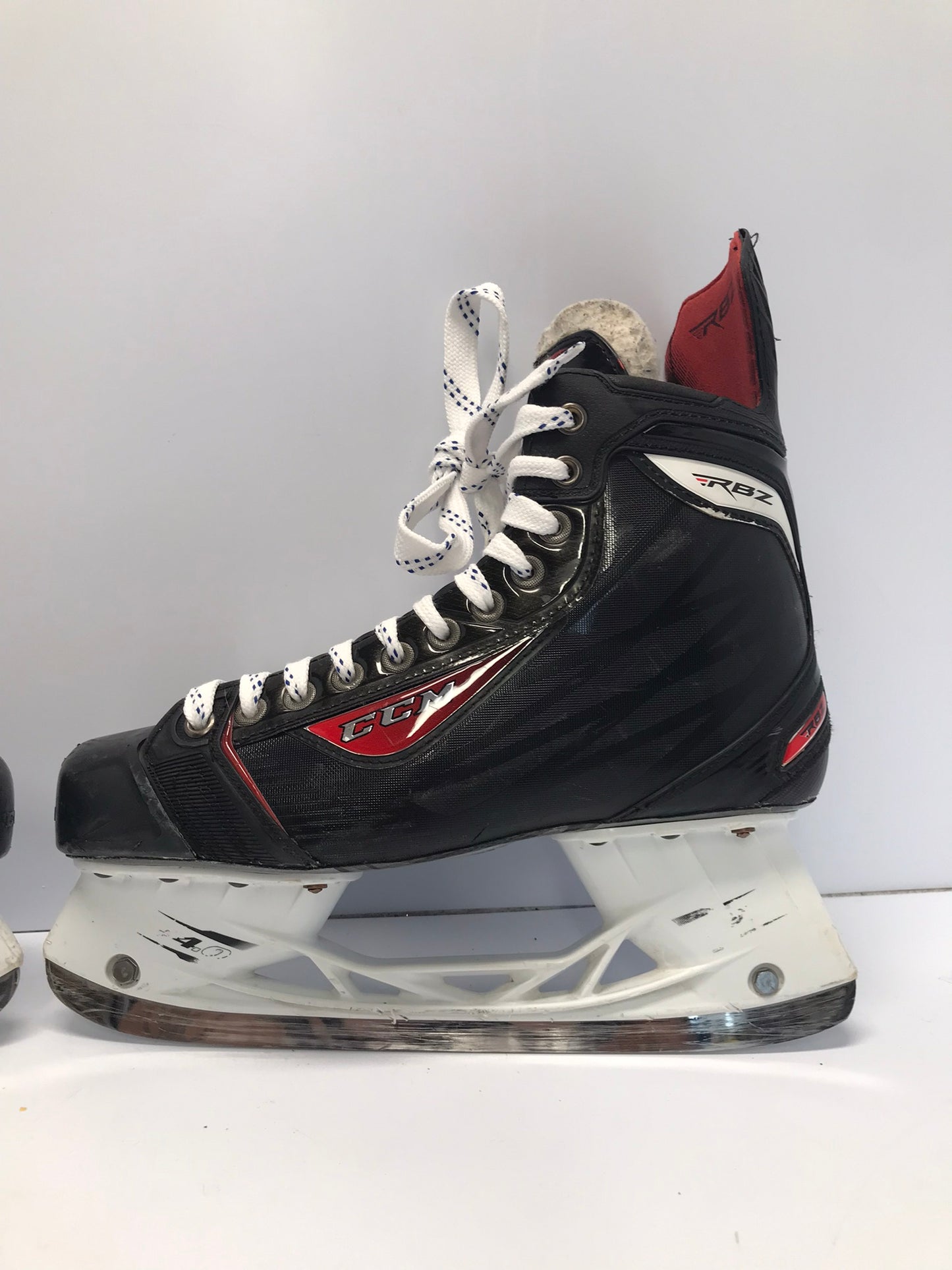 Hockey Skates Men's Size 10.5 Shoe 9 Skate Size CCM RBZ Excellent