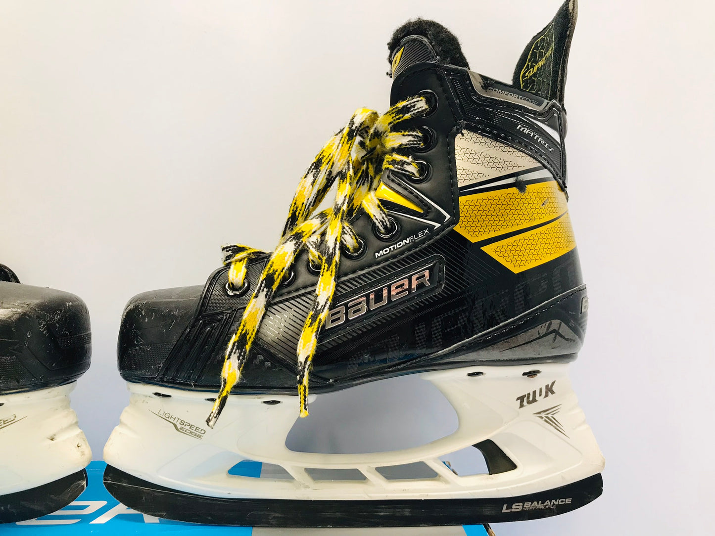 Hockey Skates Child Size 2 Bauer Supreme Matrix TUUK LS5 Black Carbon Blades Minor Wear