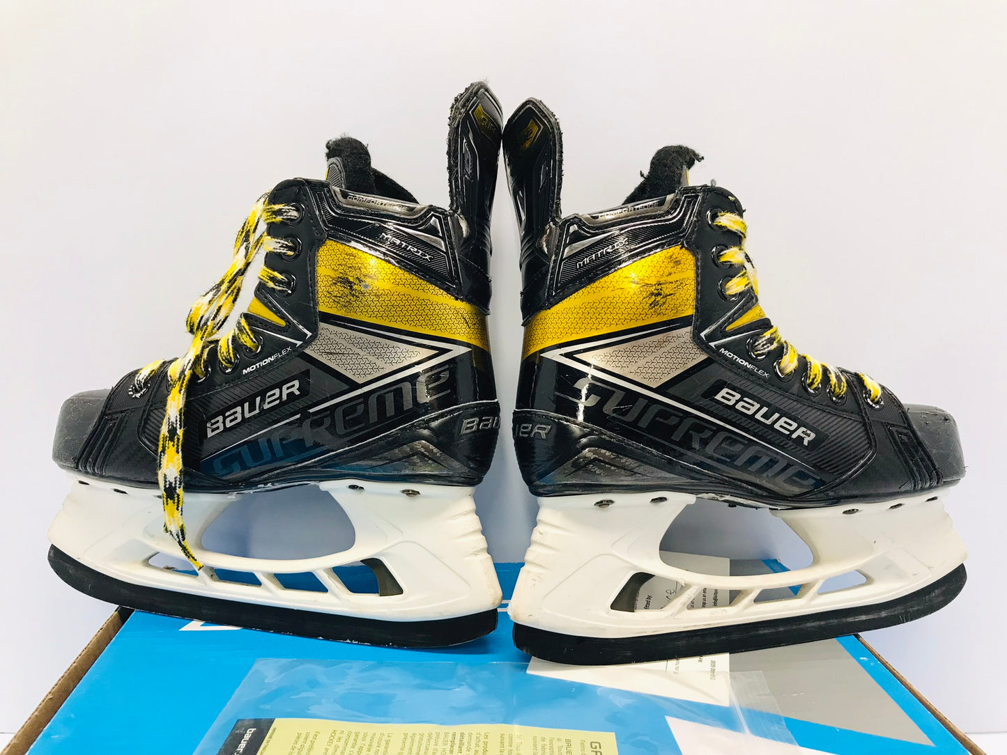 Hockey Skates Child Size 2 Bauer Supreme Matrix TUUK LS5 Black Carbon Blades Minor Wear