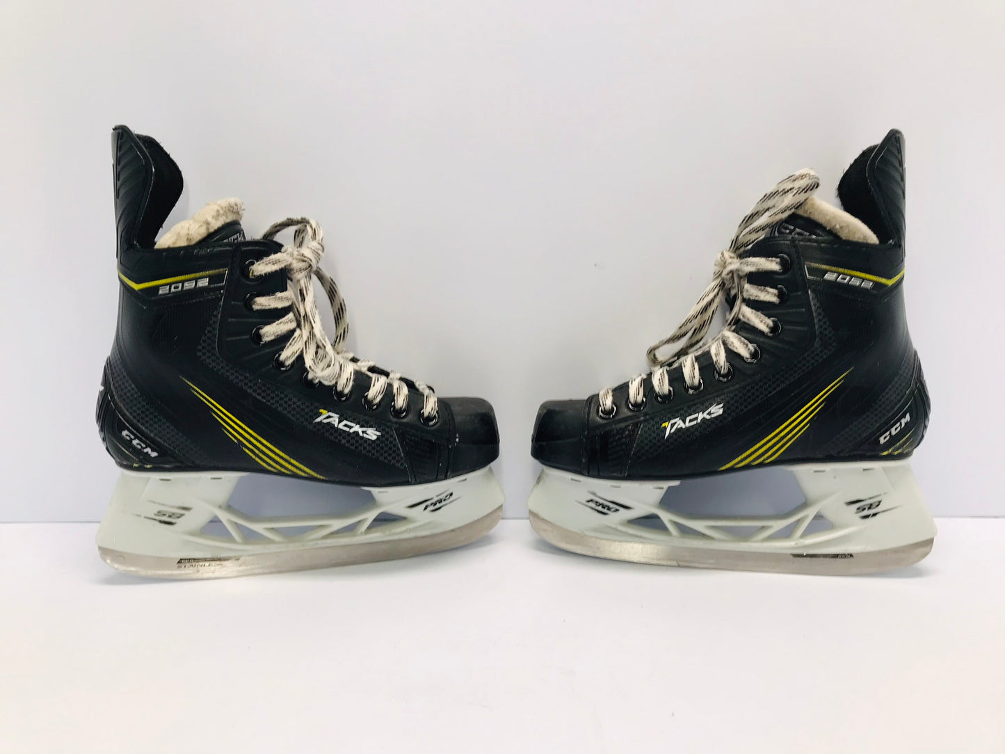 Hockey Skates Child Size 3.5 Shoe Size Skate Size 2 CCM Tacks