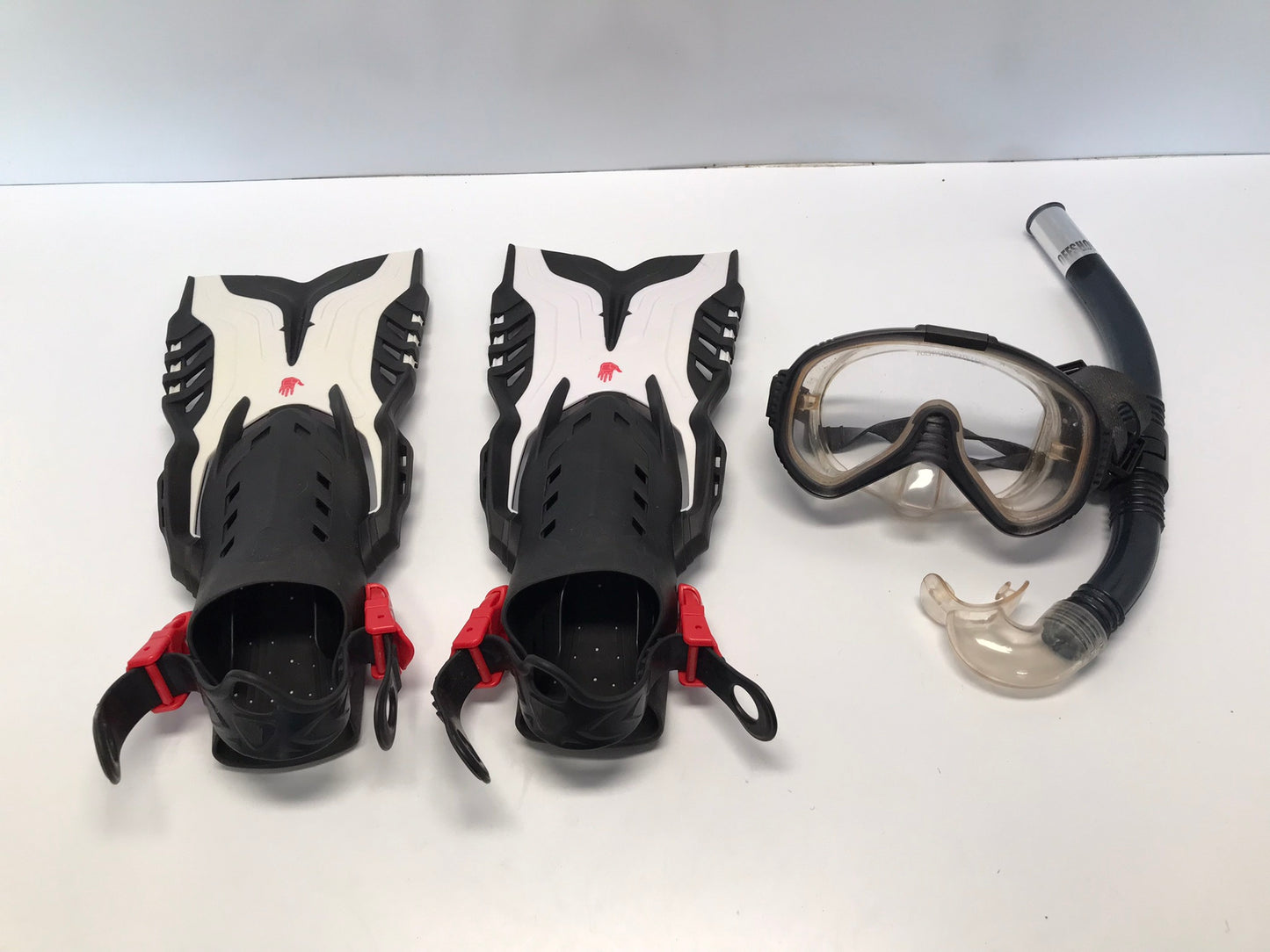 Snorkel Dive Fins Set Child Shoe Size 1-4 Body Glove White Black Red Excellent
