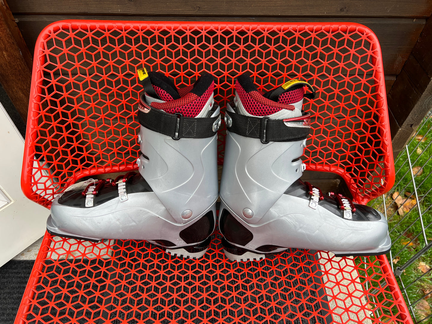 Ski Boots Mondo Size 27.5 Men Size 9 Women Size 10 Salomon 317 mm Black White Red Like new