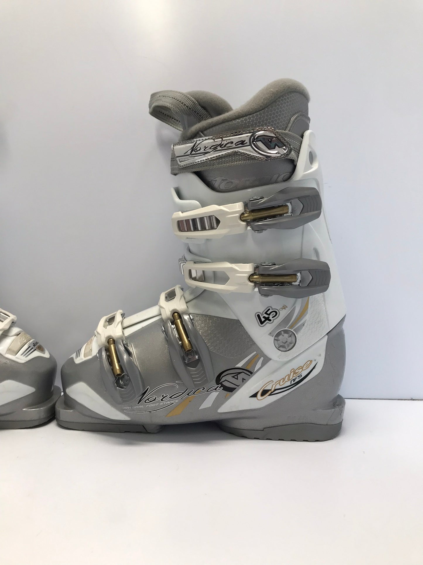 Ski Boots Mondo Size 23.5 Ladies Size 6.5 275mm Nordica Cruise Grey White