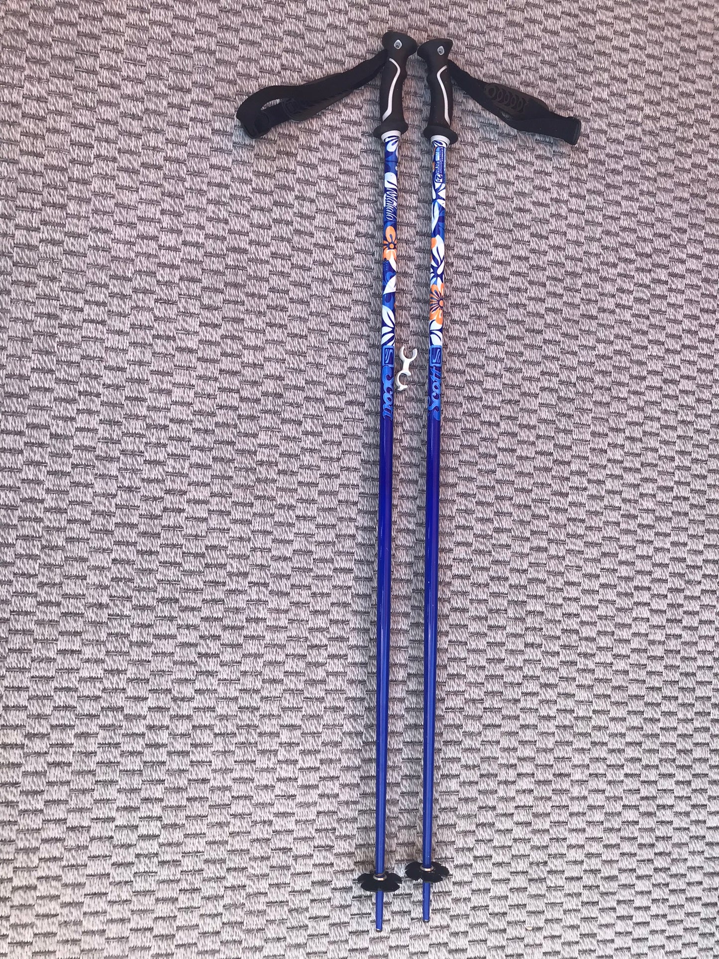 Ski Poles Adult Size 46 inch 115 cm Scott Mahalo Blue Tangerine Excellent Like New
