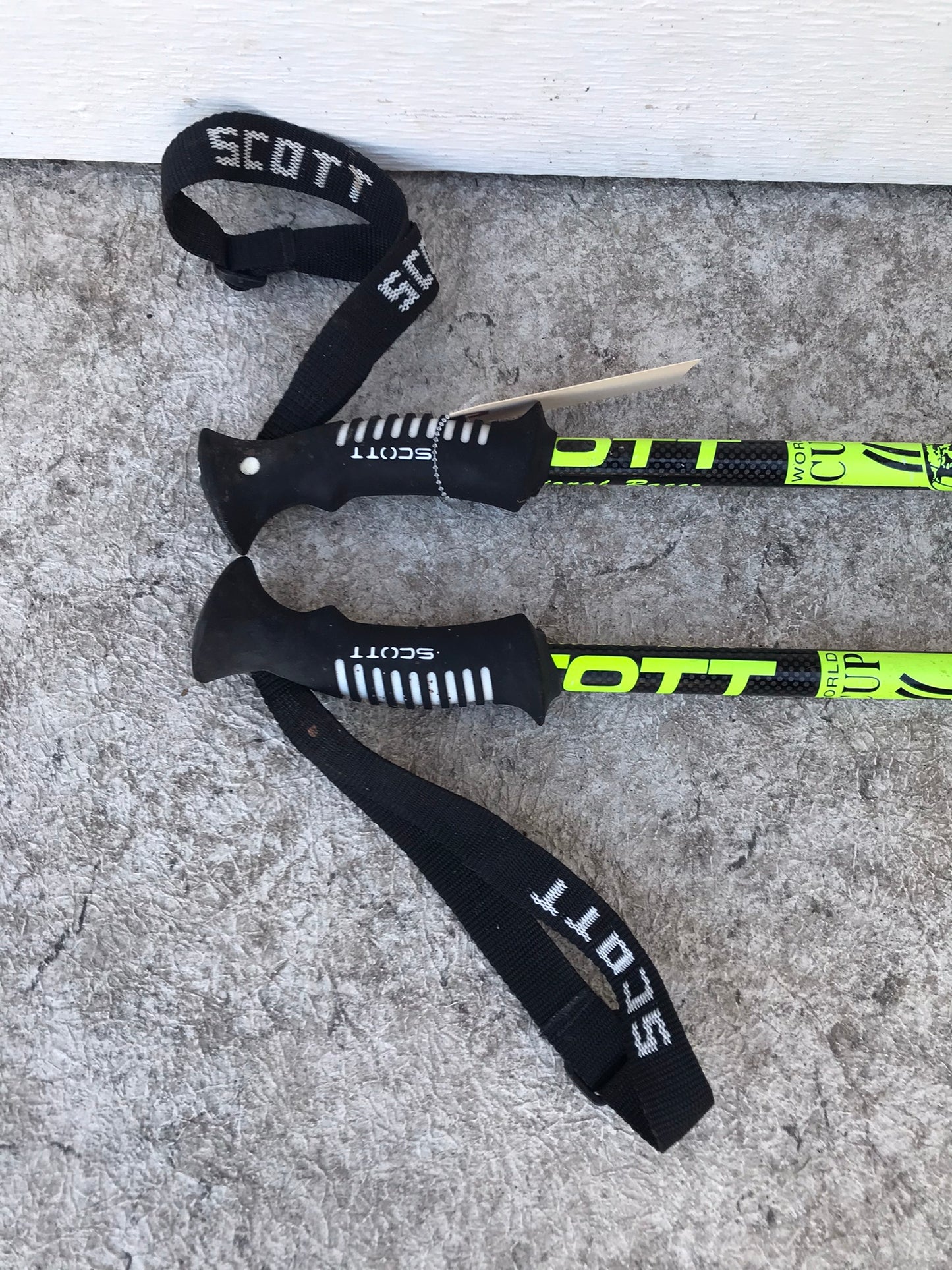 Ski Poles Adult Size 46 inch 115 cm Scott Racing Black Lime Rubber Handles Excellent