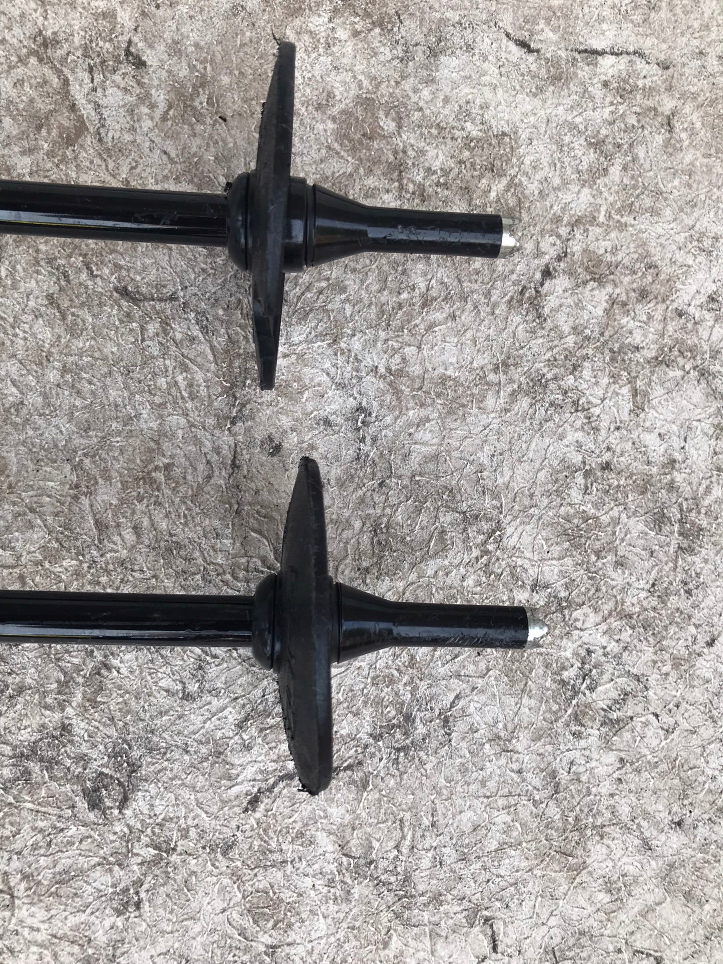 Ski Poles Adult Size 48 inch 120 cm Defiancne Black Silver Rubber Handle Excellent