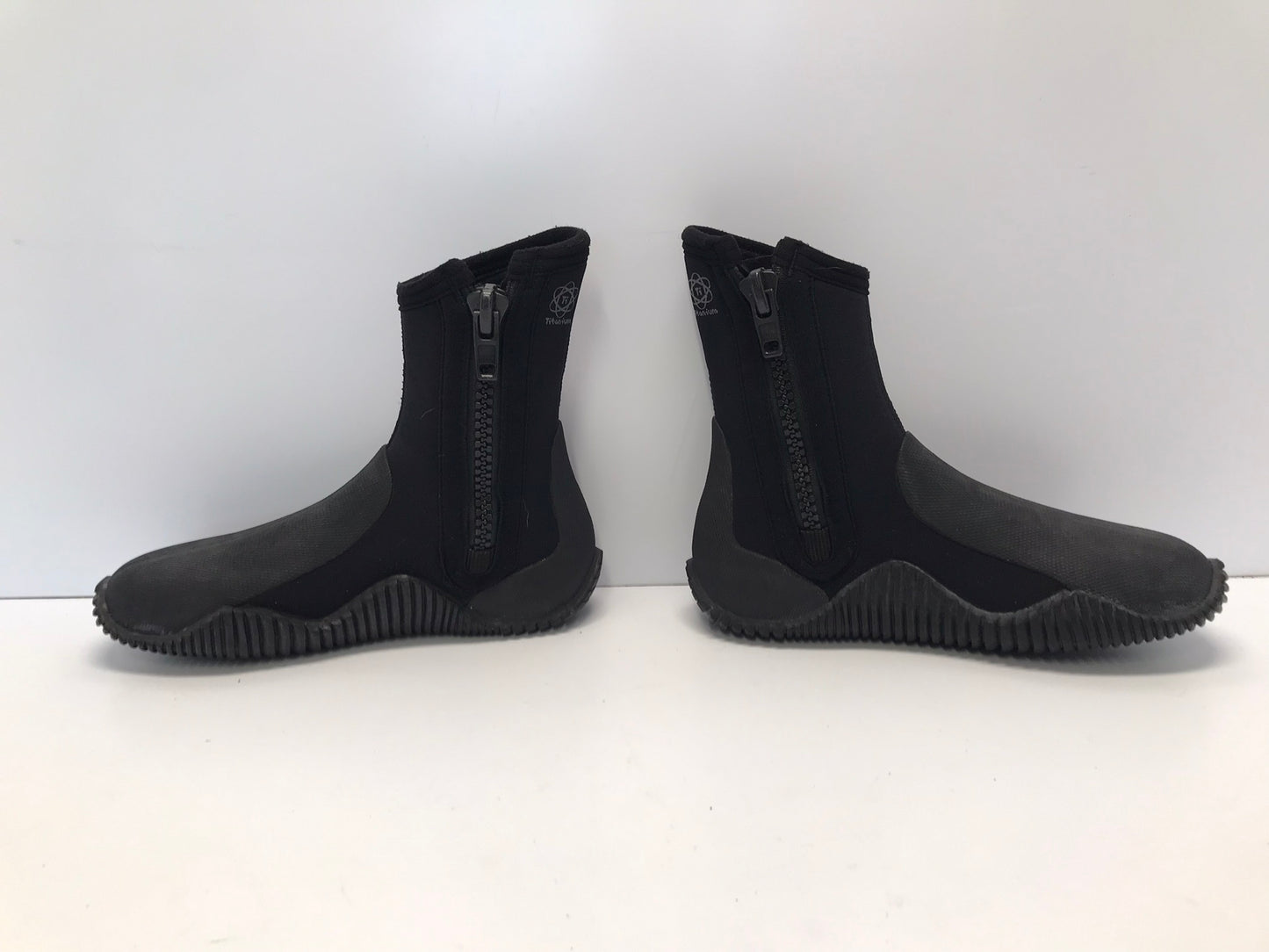 Snorkel Dive Surf Booties Men's Size 7 Whites 4-5mm Black Side Zipper Excellent