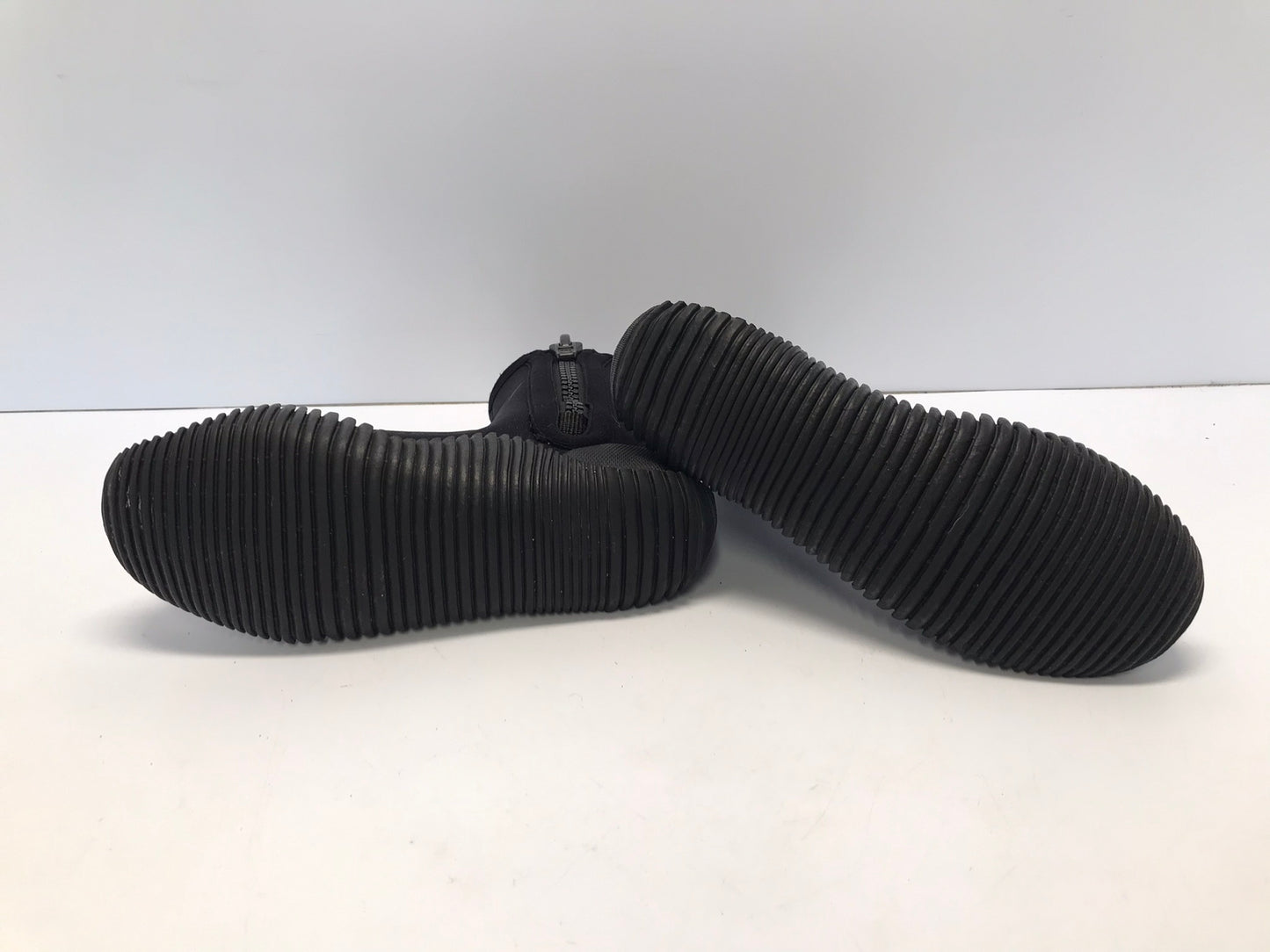 Snorkel Dive Surf Booties Men's Size 7 Whites 4-5mm Black Side Zipper Excellent