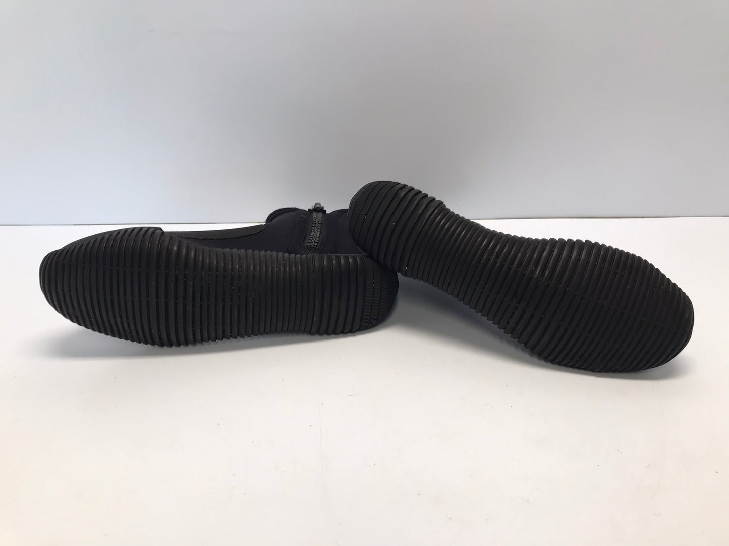 Snorkel Dive Surf Booties Men's Size 8 Whites 4-5mm Black Excellent Side Zippers