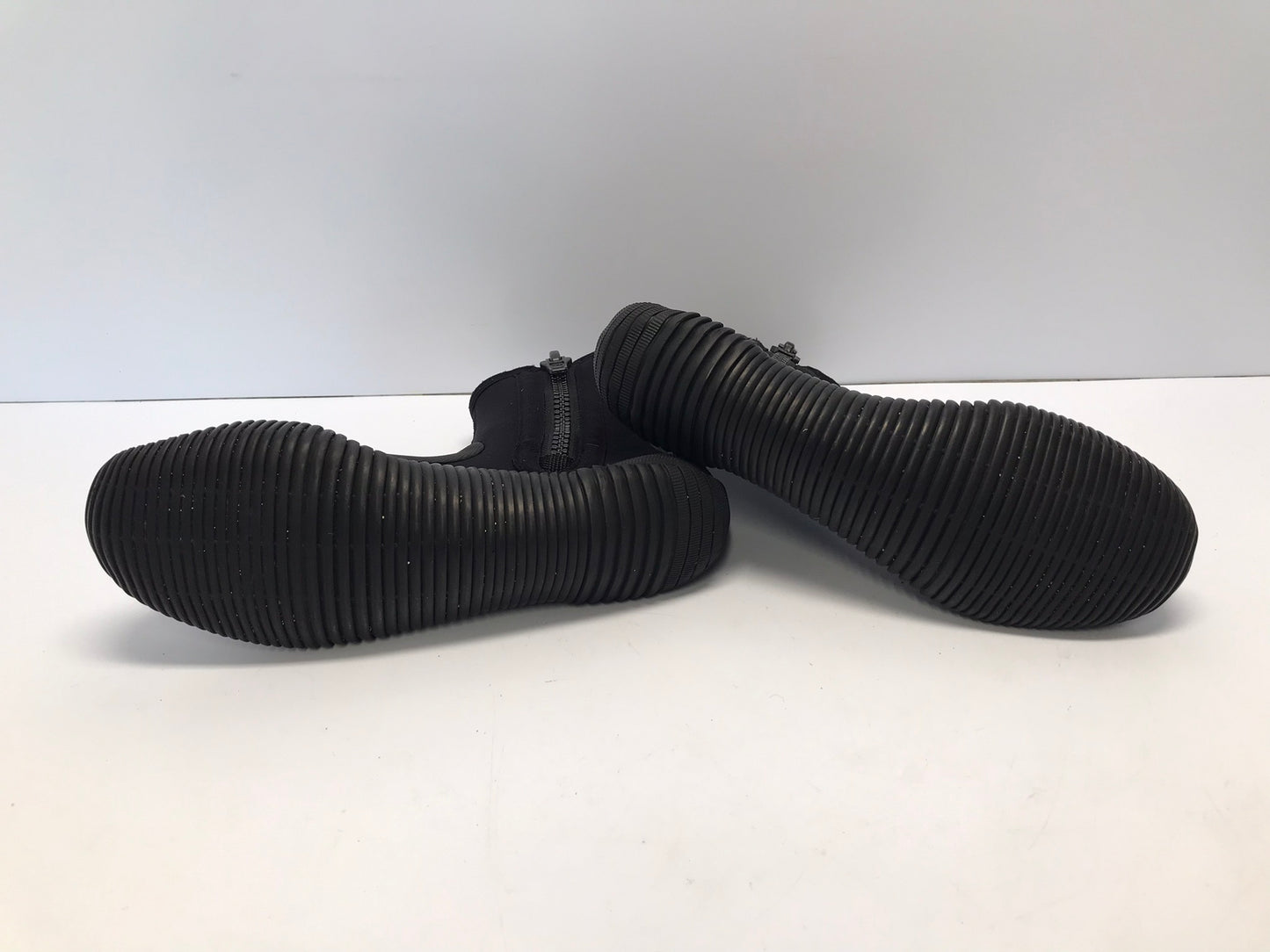 Snorkel Dive Surf Booties Men's Size 9 Whites 4-5mm Black Side Zipper Excellent