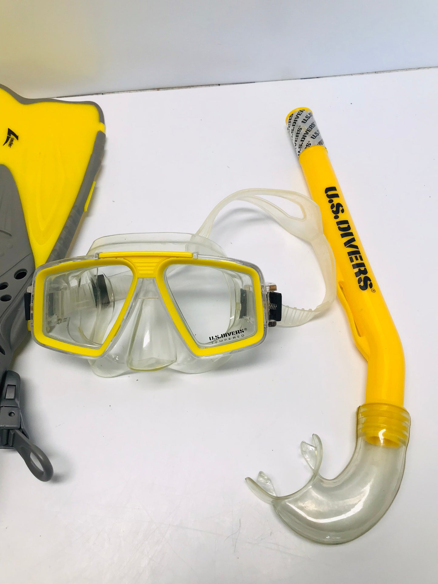 Snorkel Dive Swim Fins Set Child Shoe Size 1-4 US Divers Yellow Grey Excellent