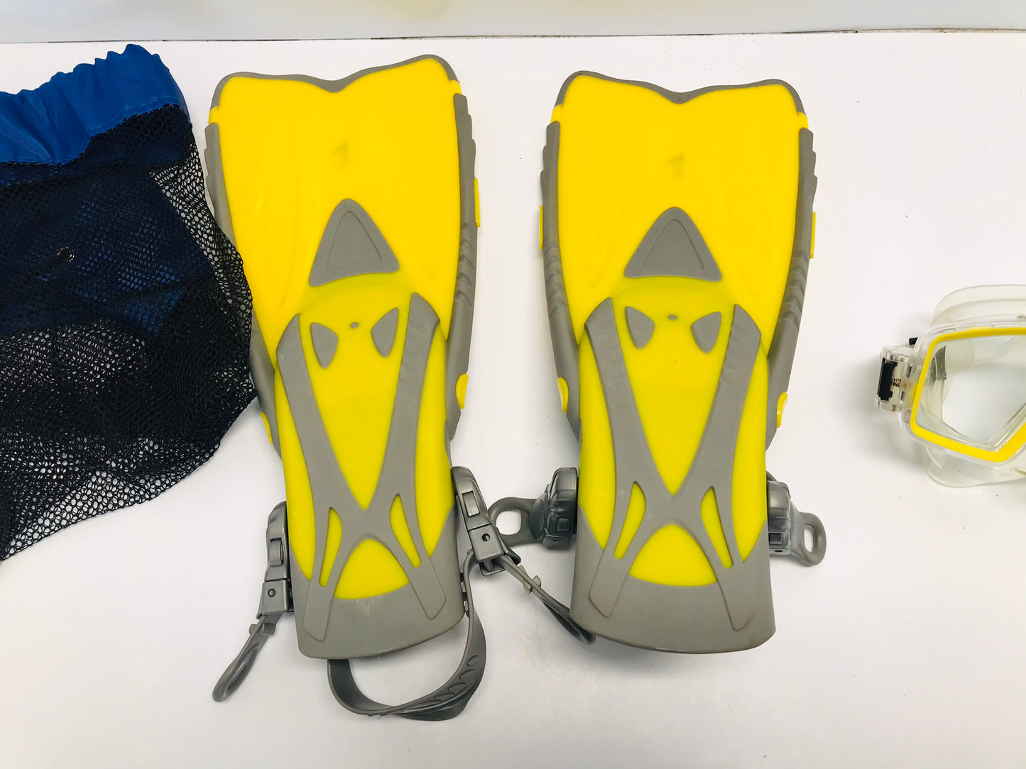 Snorkel Dive Swim Fins Set Child Shoe Size 1-4 US Divers Yellow Grey Excellent