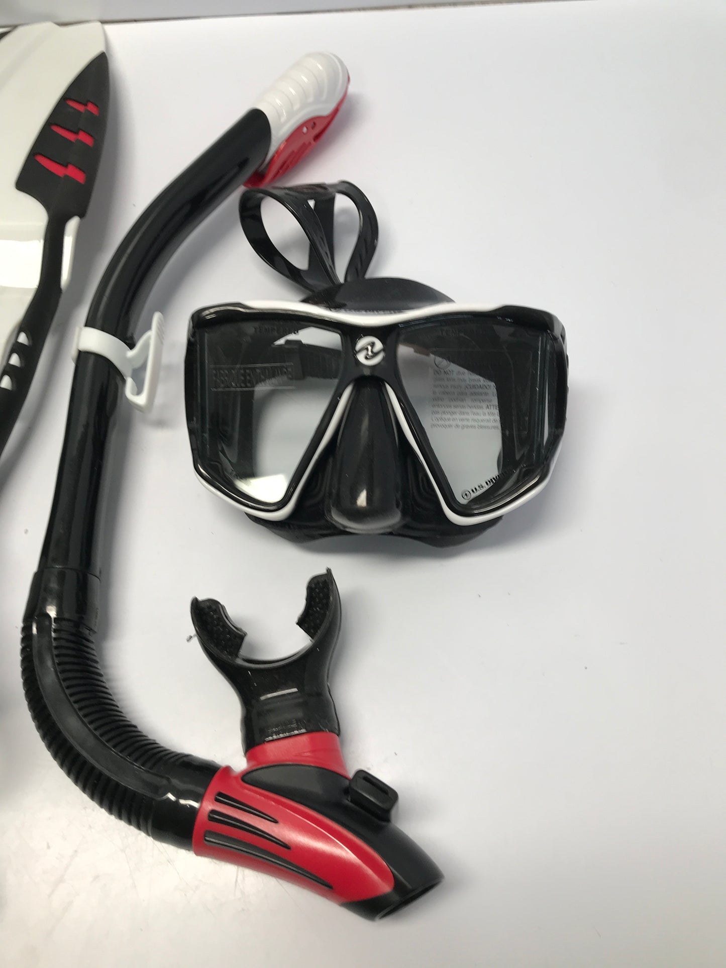 Snorkel Surf Fins Set Men's Size 4-8.5 Women's Size 5-9.5 US Divers Black White Red Like New