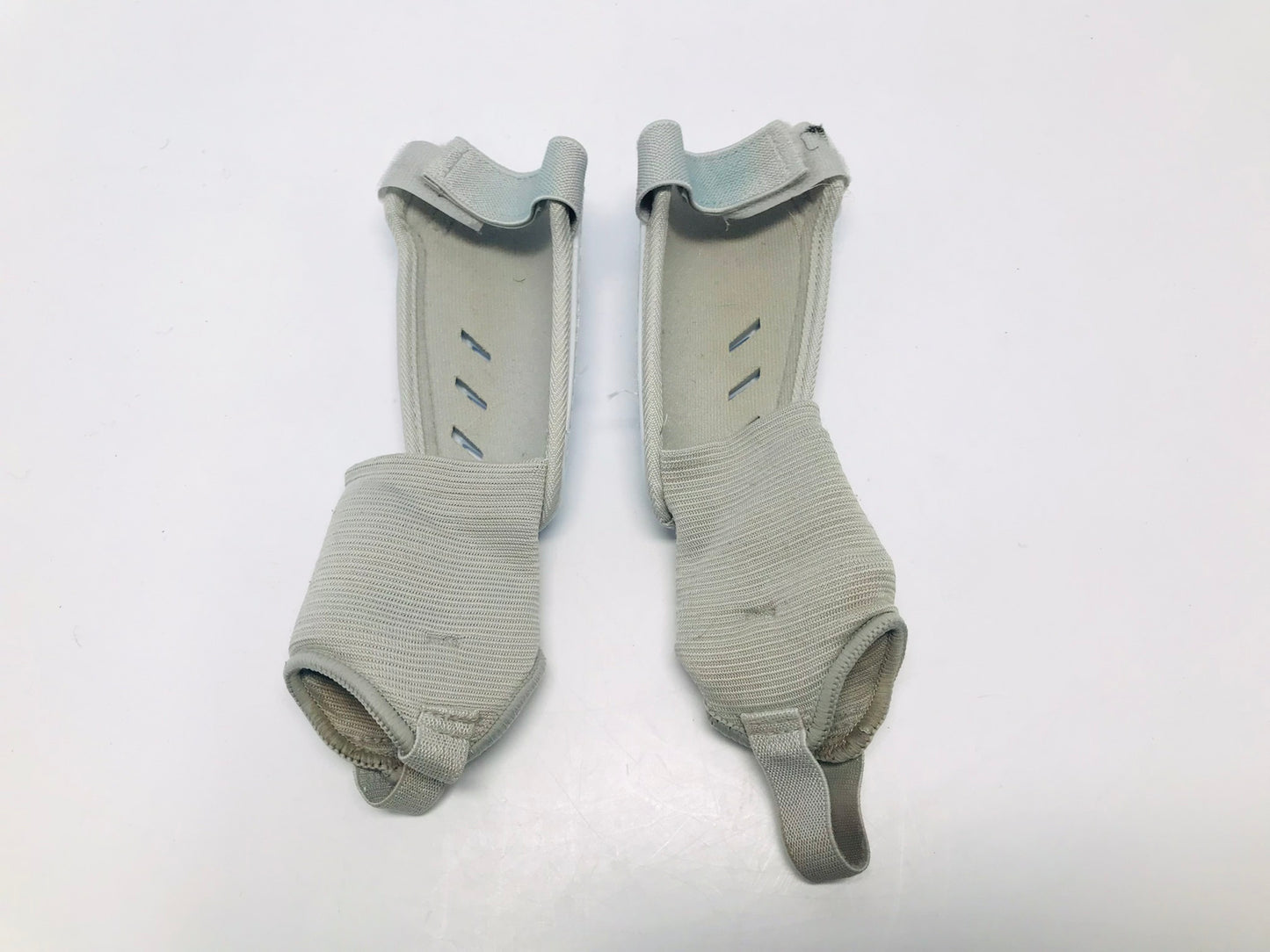 Soccer Shin Pad Child Size Small 4-6 Nike White Grey
