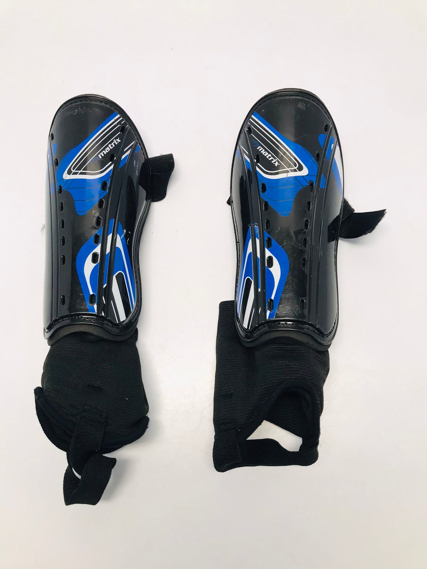 Soccer Shin Pads Child Size 6-8 Matrix Black Blue Like New
