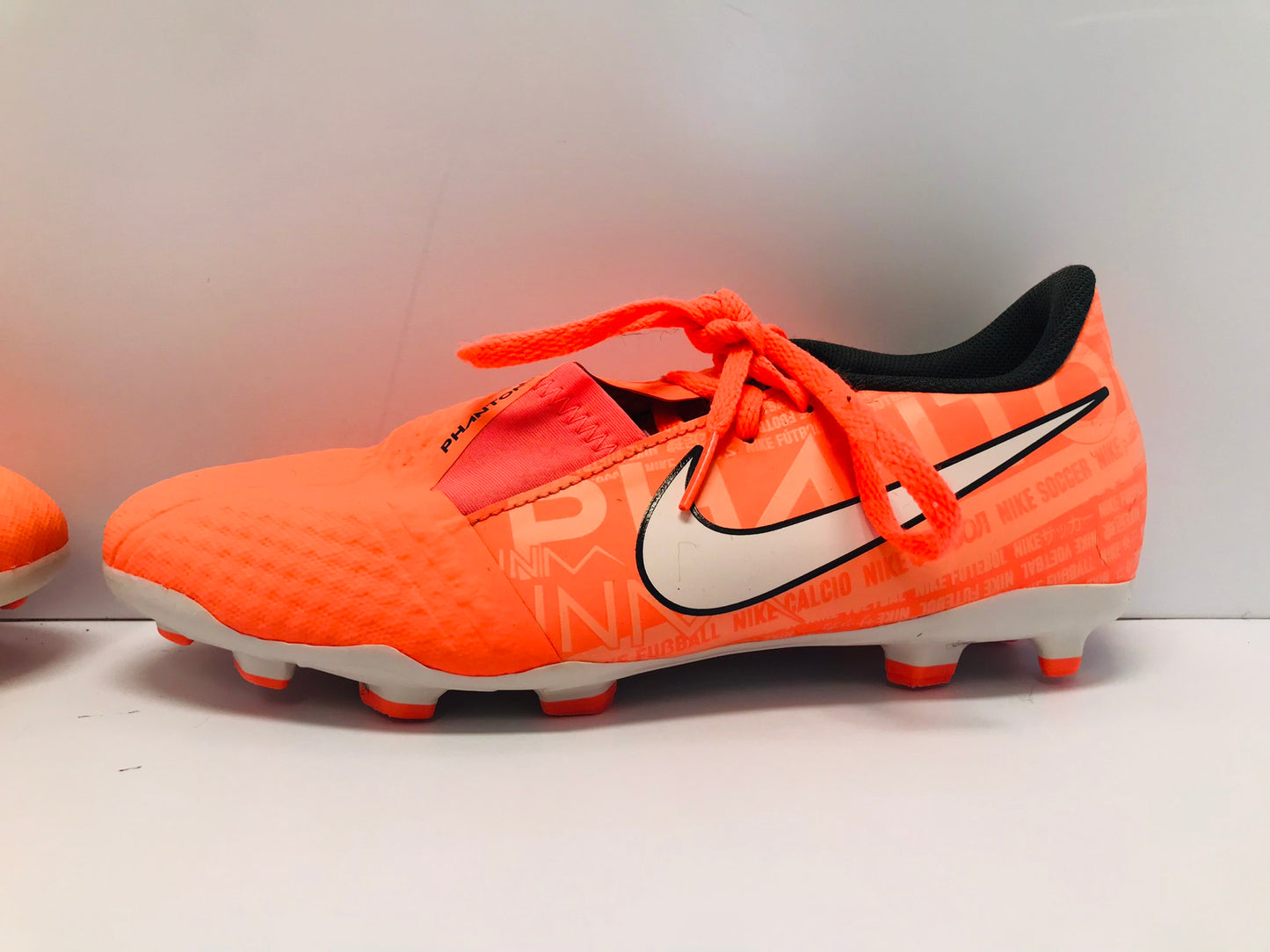 Soccer Shoes CLeats Child Size 5 Youth Nike Phantom Peach Black Excellent