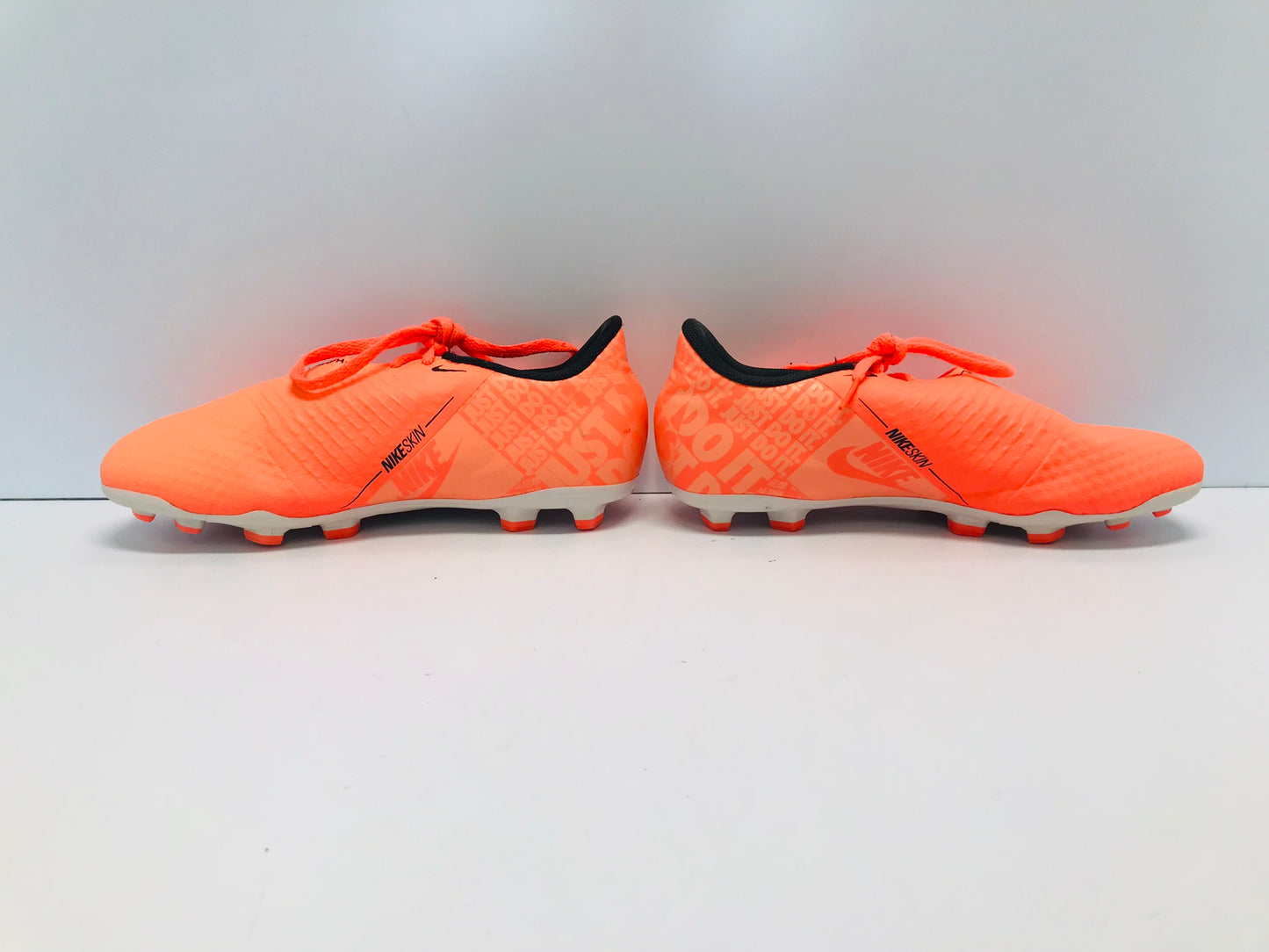 Soccer Shoes CLeats Child Size 5 Youth Nike Phantom Peach Black Excellent