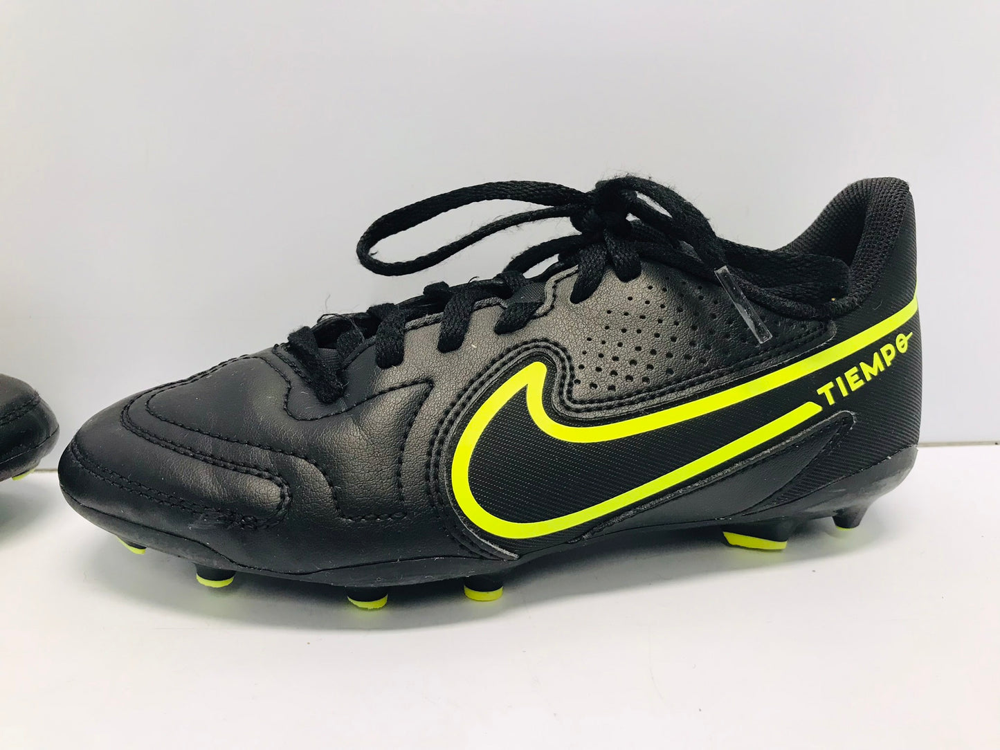 Soccer Shoes Cleats Child Size 3.5 Nike Tiempo Black Lime Excellent Like New