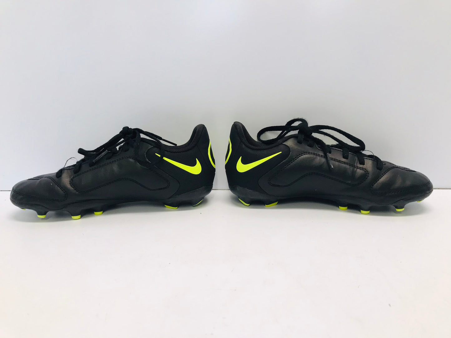 Soccer Shoes Cleats Child Size 3.5 Nike Tiempo Black Lime Excellent Like New