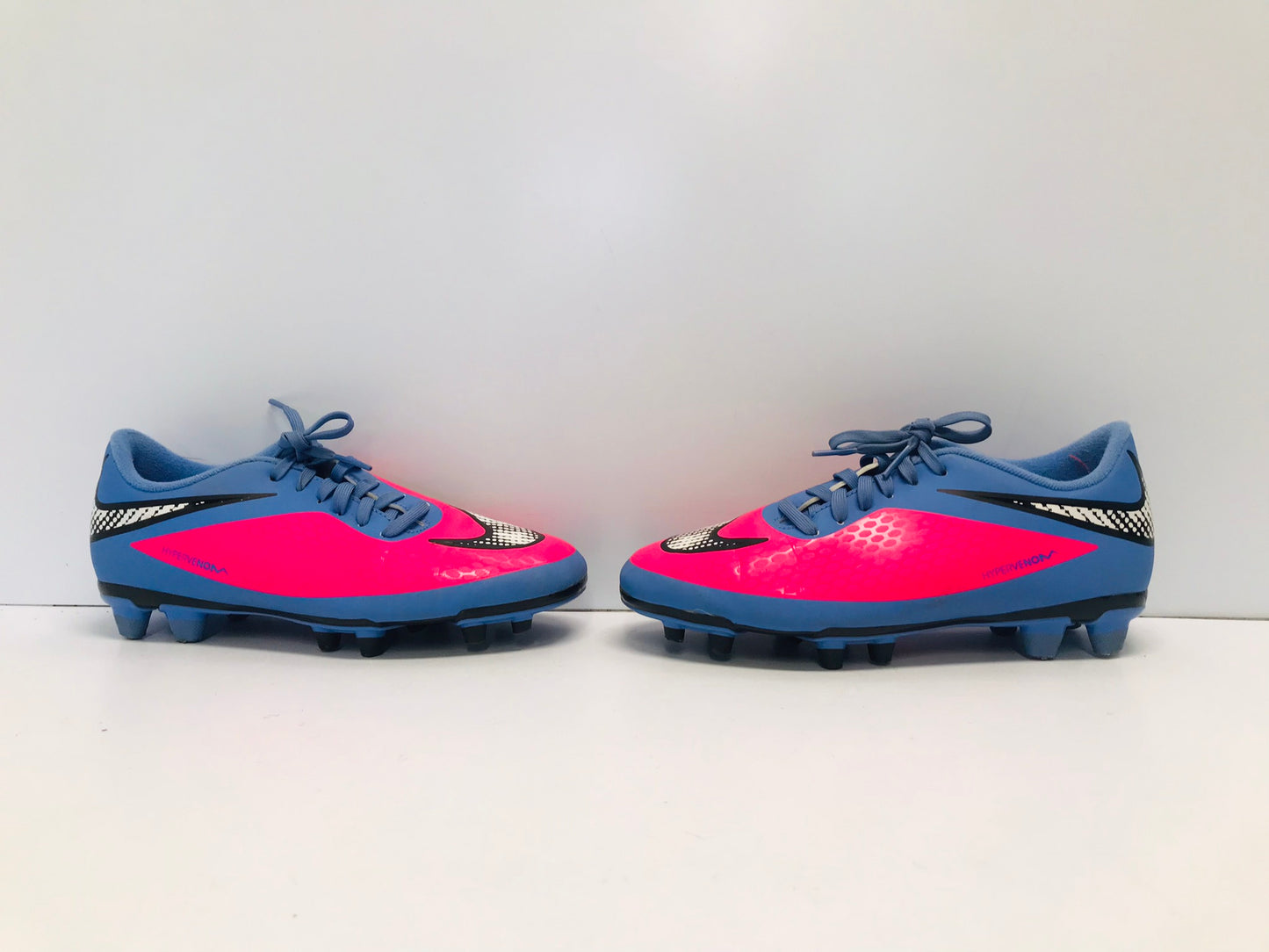 Soccer Shoes Cleats Child Size 5.5 Nike Hypervenom Blue Pink New Demo Model