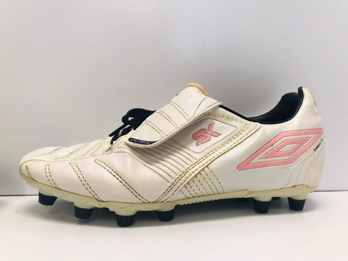 Soccer Shoes Cleats Ladies Size 8.5 Umbro White Pink  Excellent