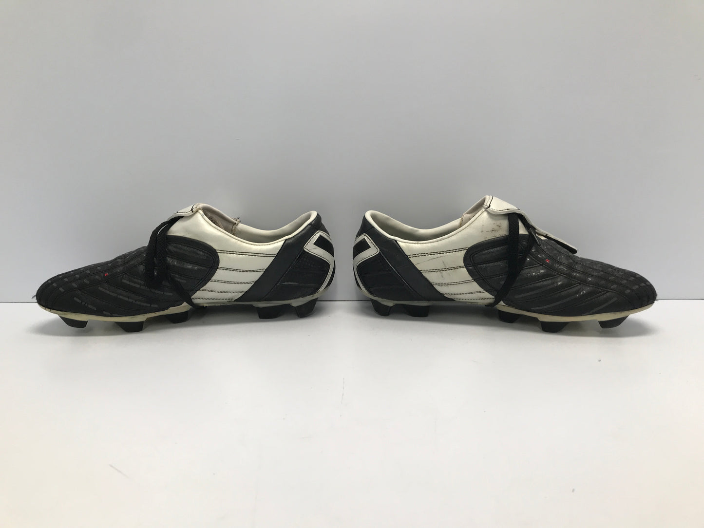 Soccer Shoes Cleats Men's Size 10.5 Wide Umbro Black White Leather