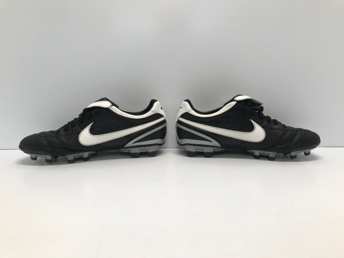 Soccer Shoes Cleats Men's Size 10 Nike Tiempo Black White Like New