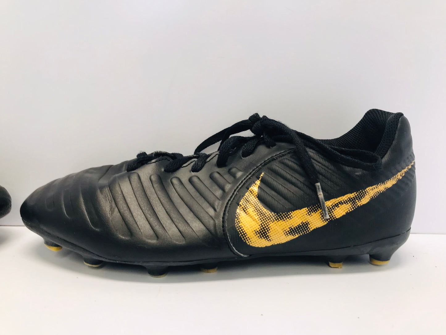 Soccer Shoes Cleats Men's Size 6 Nike Tiempo Black Gold Excellent