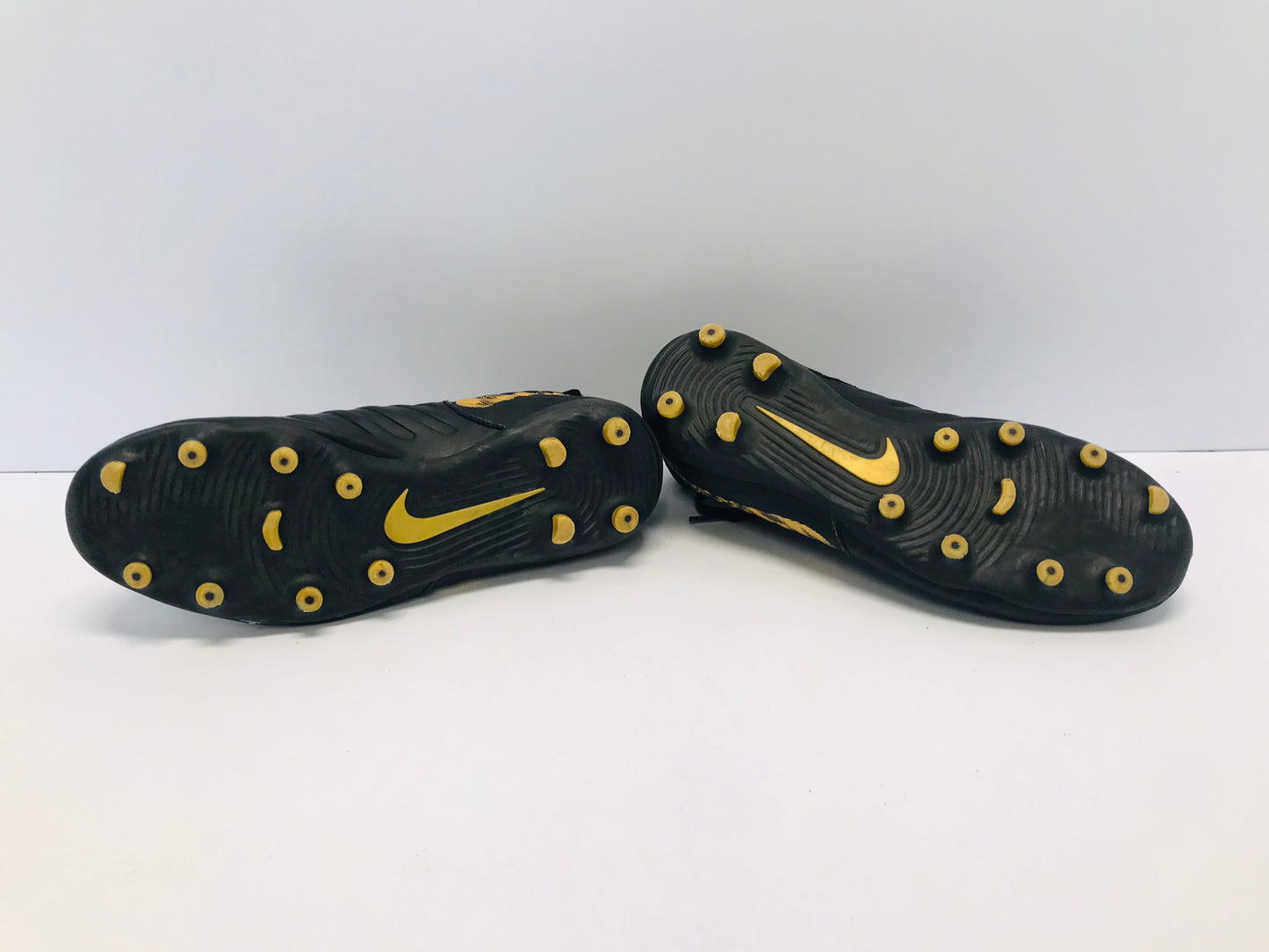 Soccer Shoes Cleats Men's Size 6 Nike Tiempo Black Gold Excellent