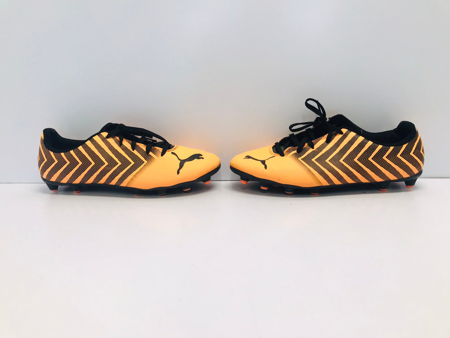 Soccer Shoes Cleats Men's Size 6 Puma Black Tangerine