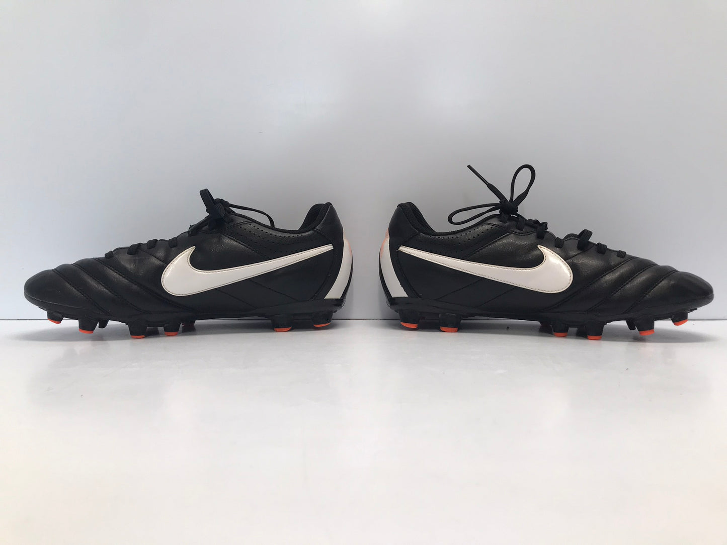 Soccer Shoes Cleats Men's Size 8.5 Nike Tiempo Black White Excellent