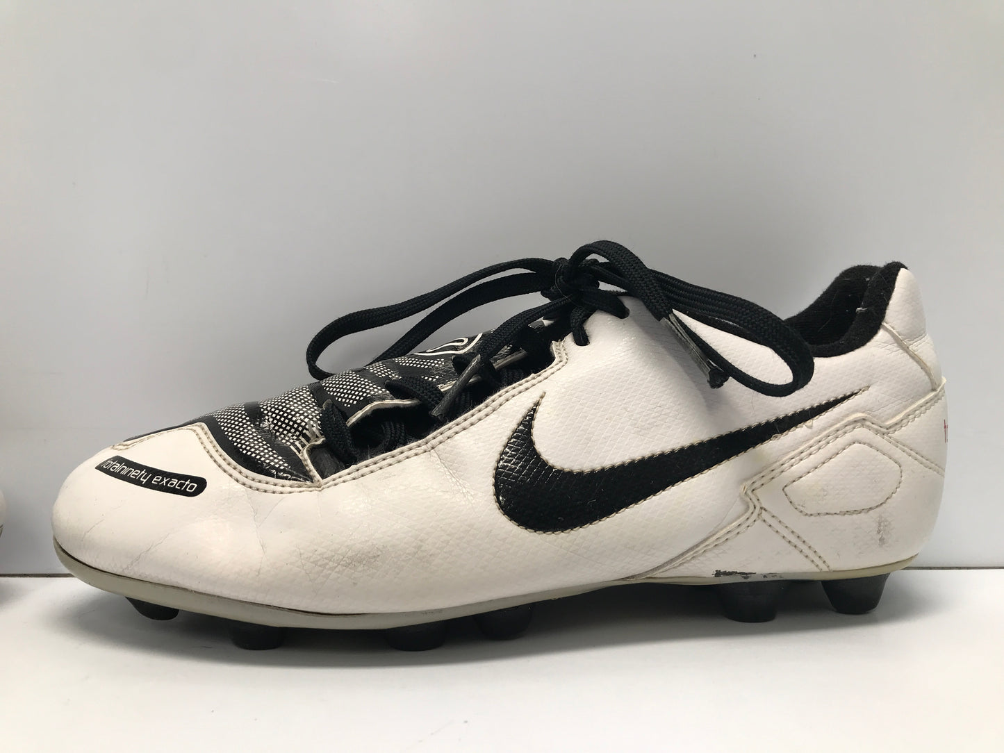 Soccer Shoes Cleats Men's Size 8.5 Wide Nike Total90 White Black
