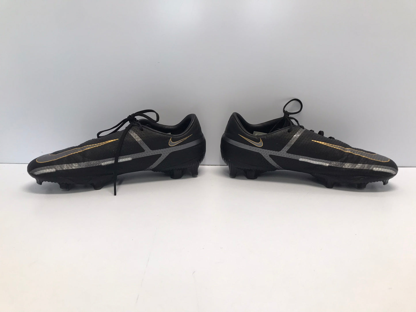 Soccer Shoes Cleats men's Size 8 Nike Phantom Black Silver Gold Excellent