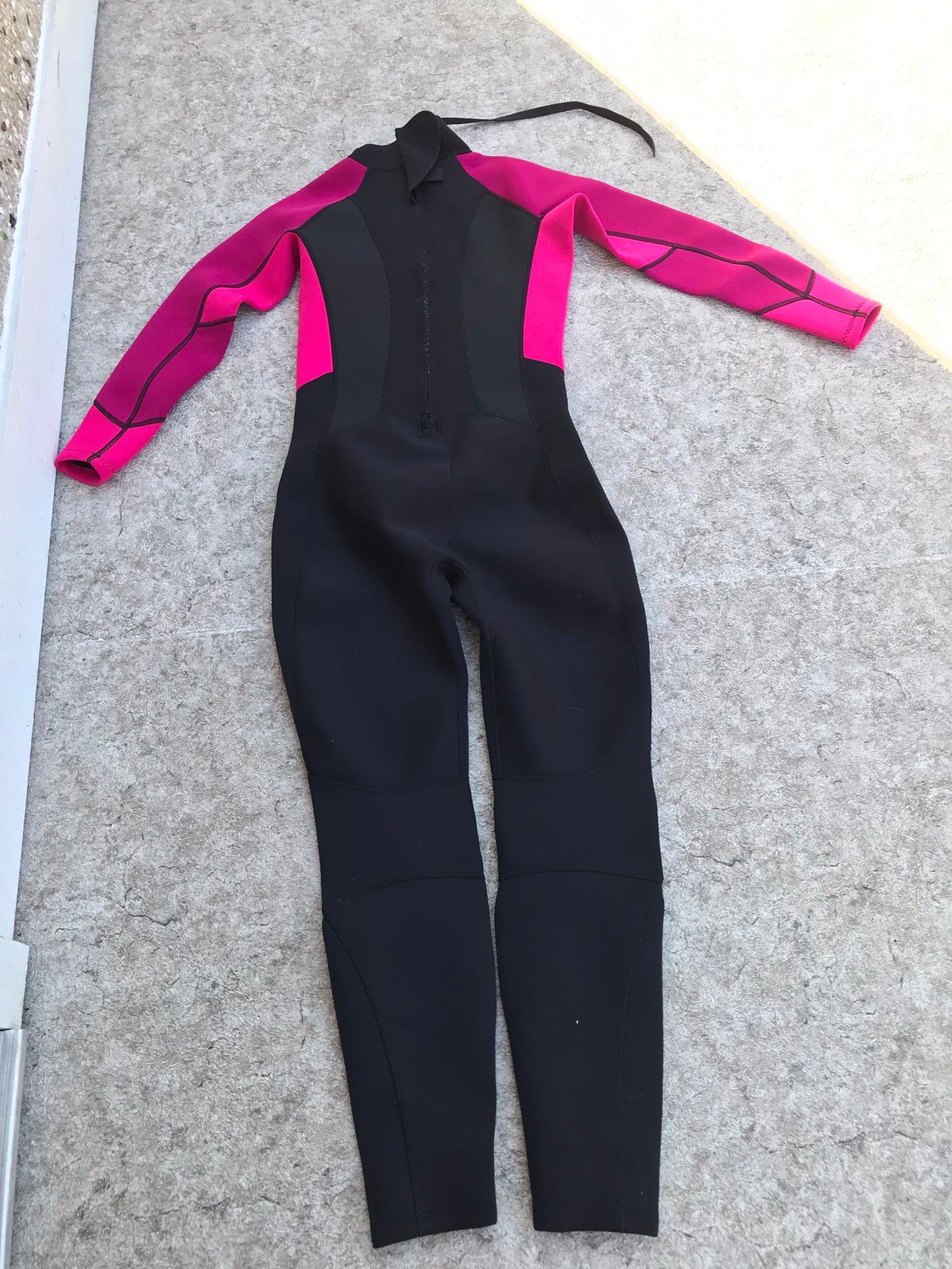 Wetsuit Ladies Size 8-10 Full 2-3 mm Surf, Kayak, PaddleBoard Black Fushia As New MTN Warehouse