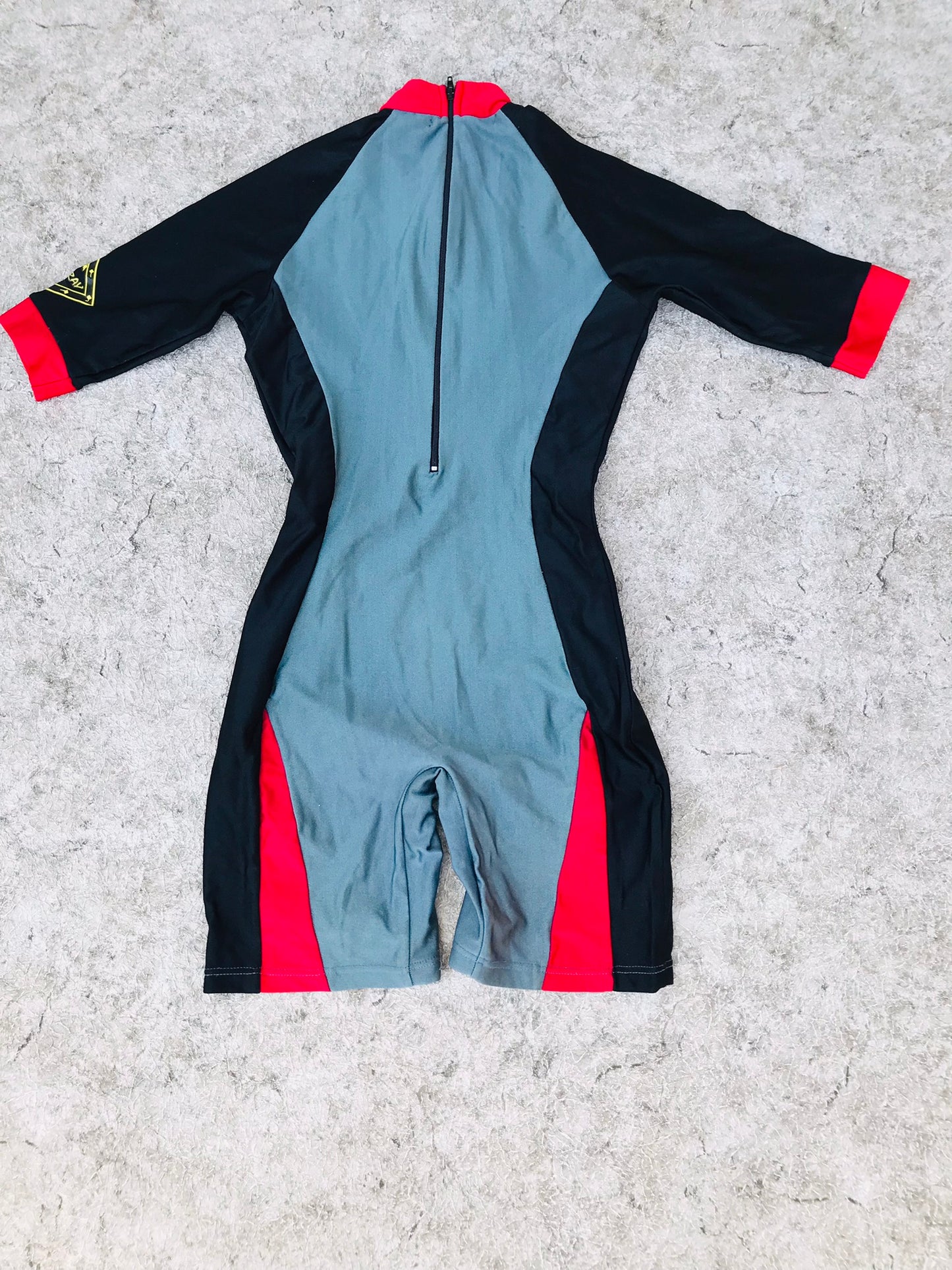 Wetsuit Men's Size Small Stingray UV RAY 1mm Black Grey Swim Sun Wear Excellent