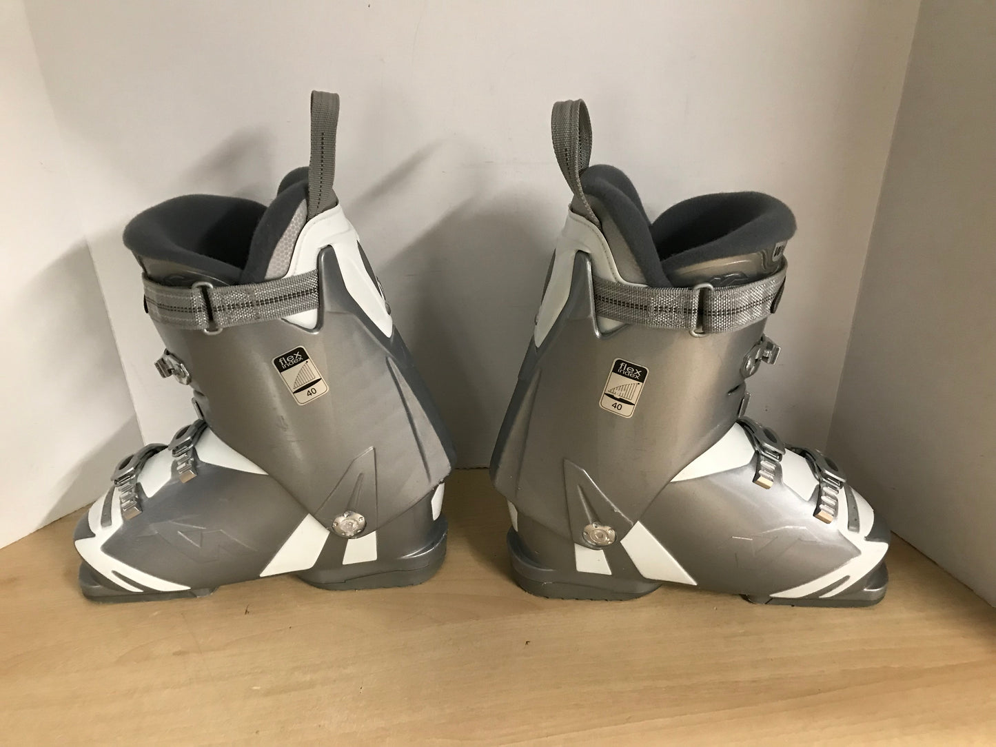 Ski Boots Mondo Size 24.5 Ladies Size 7 283 mm Nordica Olypia Grey Blue With Glitter Excellent