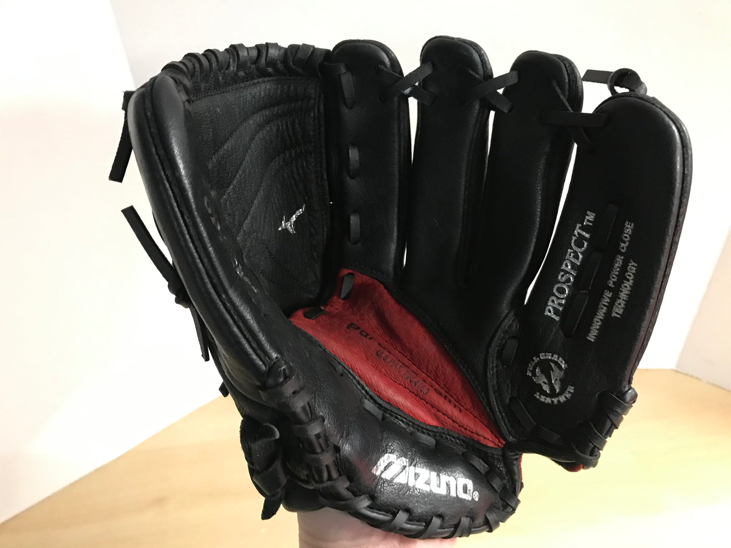 Baseball Glove Adult Size 11.5 inch Mizuno Max Flex Black Red Leather Fits on Left Hand Excellent