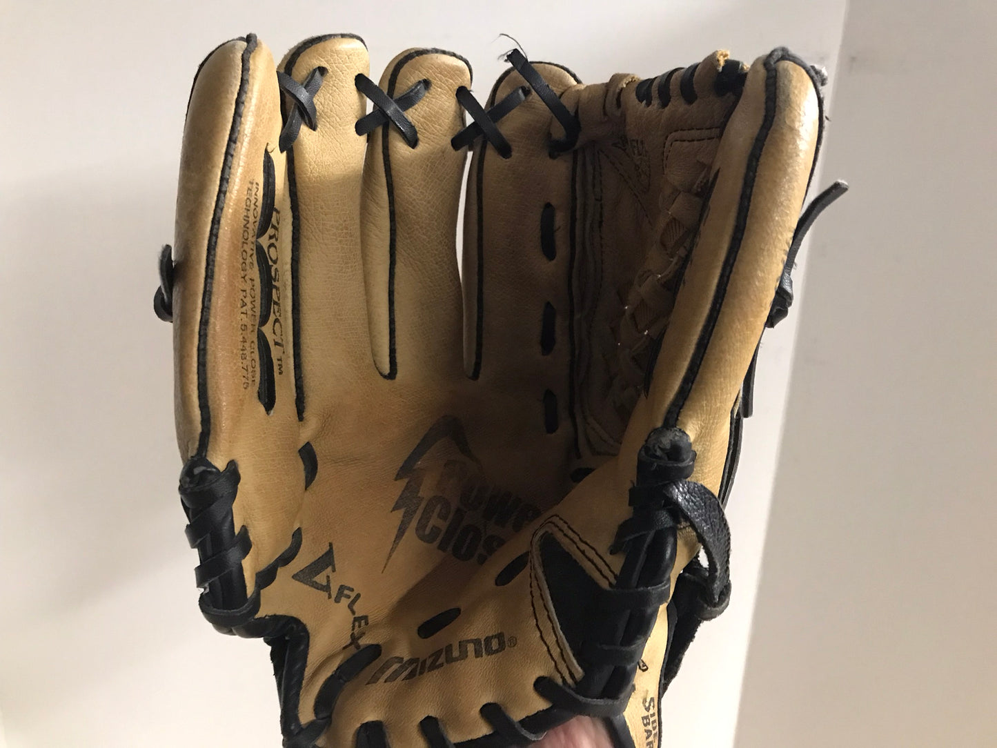 Baseball Glove Adult Size 11.5 inch Mizuno Tan Black Leather Fits on RIGHT Hand